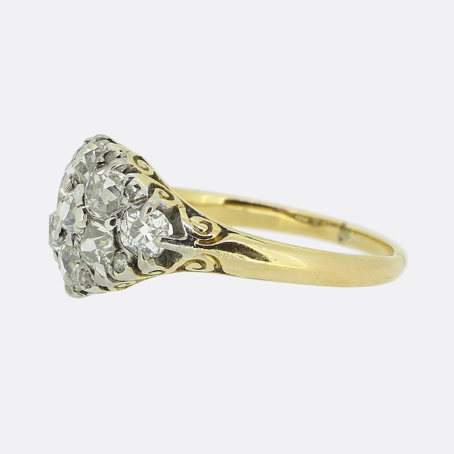 Hier haben wir einen atemberaubenden Diamantring mit altem Schliff aus der viktorianischen Zeit. In der Mitte der Vorderseite befindet sich eine funkelnde Reihe von Diamanten im Altminenschliff, die einzeln in Silber gefasst sind und durch 8