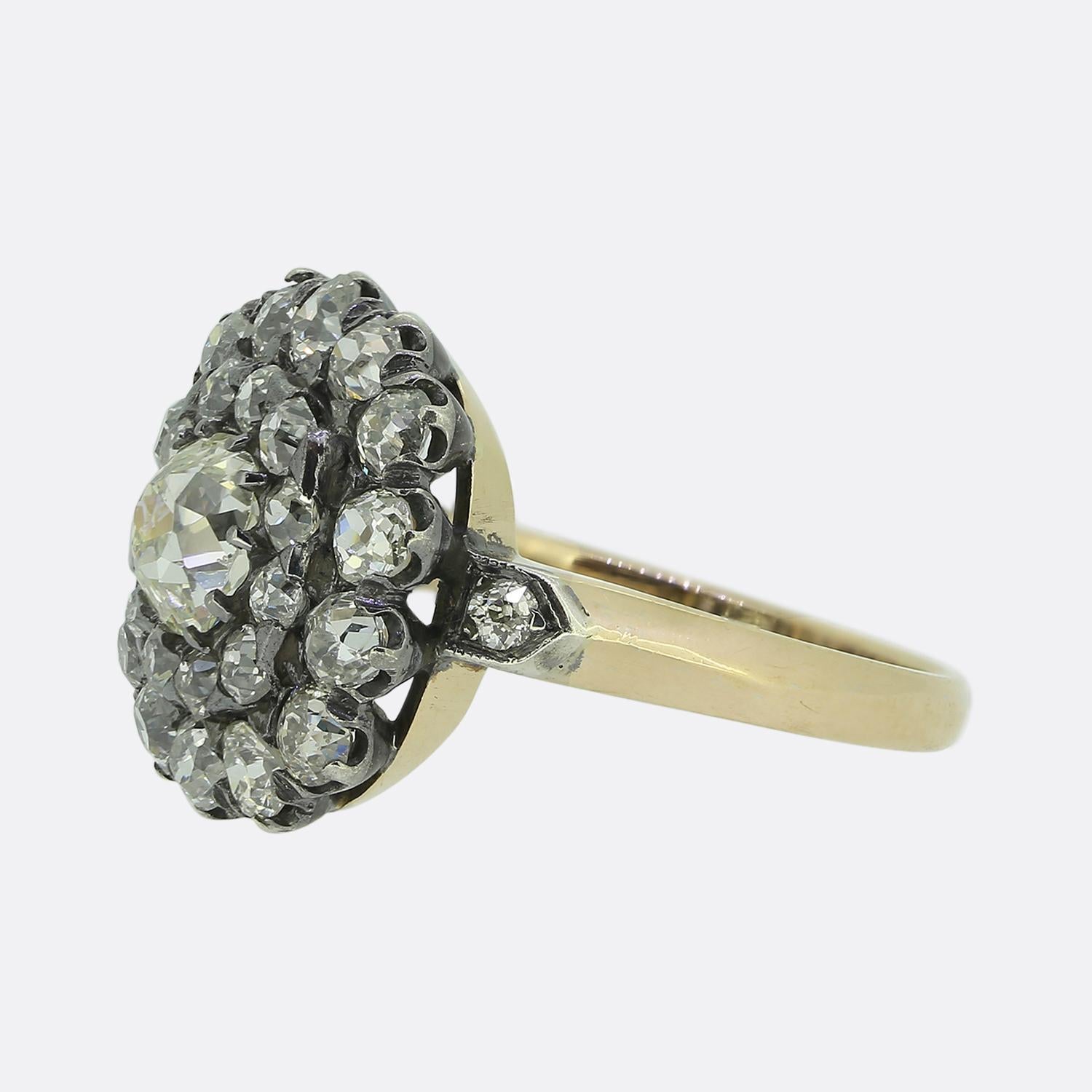 Hier haben wir einen bezaubernden Diamantring aus der Victoria-Ära. Dieses antike Stück zeigt einen einzelnen alten Diamanten im Kissenschliff in der Mitte der Vorderseite. Dieser Hauptstein sitzt leicht erhöht in einer 10-Krallen-Fassung und ist