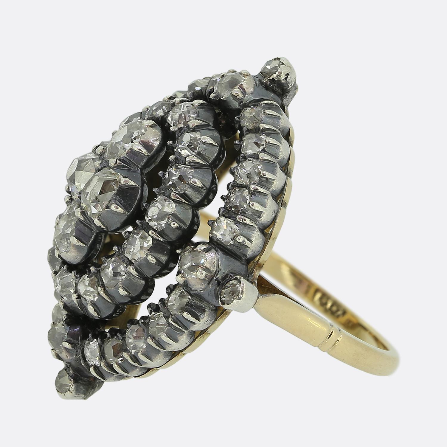 Hier haben wir einen auffälligen Diamant-Cluster-Kleiderring aus der viktorianischen Zeit. In der Mitte dieser offenen Seite befindet sich ein Quartett aus großen Diamanten im Altschliff. Diese vier Steine sind stolz auf eine mehrschichtige,