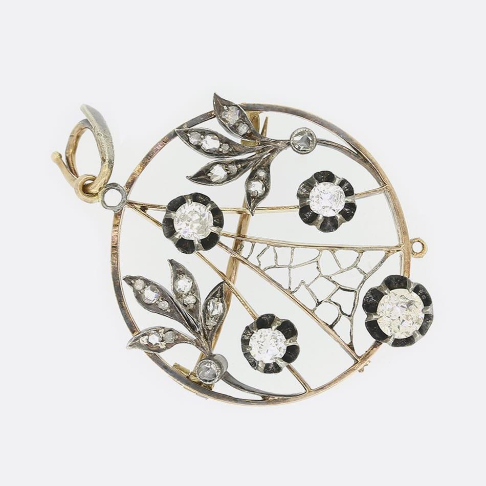 Il s'agit d'un pendentif ancien en or jaune et argent serti de diamants. Le pendentif se compose de quatre diamants centraux de taille ancienne qui ont été sertis dans des collections victoriennes et entourés de diamants de taille rose dans un motif