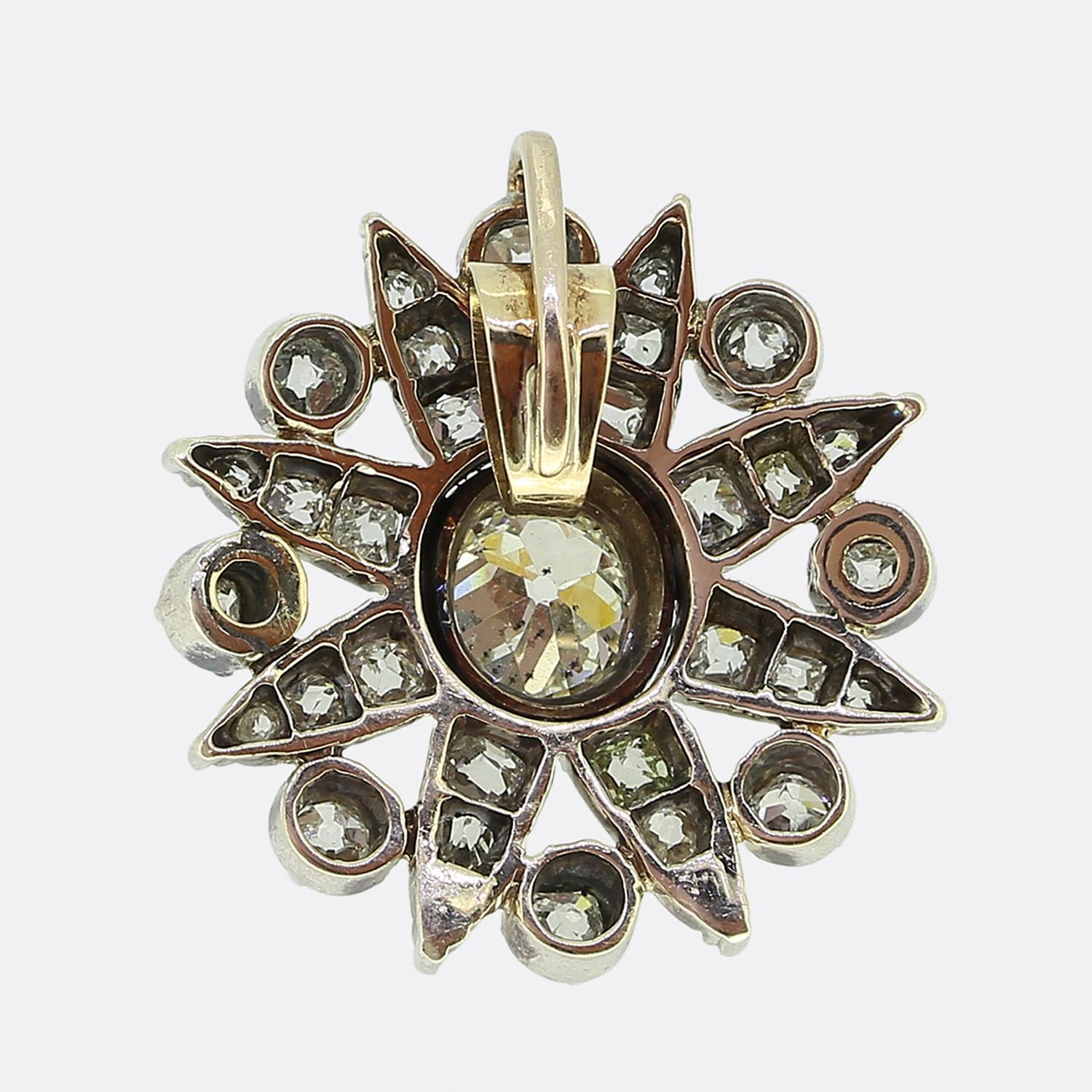 Nous avons ici un superbe pendentif victorien. Cette pièce ancienne a été fabriquée en or 18ct en forme d'étoile à huit branches et sertie au centre d'un captivant diamant taillé dans une mine ancienne. Chaque point du motif de l'étoile a été orné