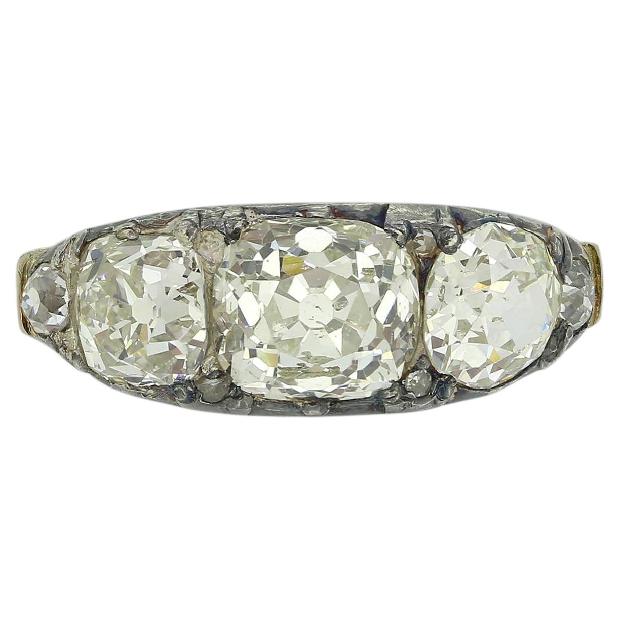 Bague victorienne à trois pierres et diamants de taille ancienne en vente