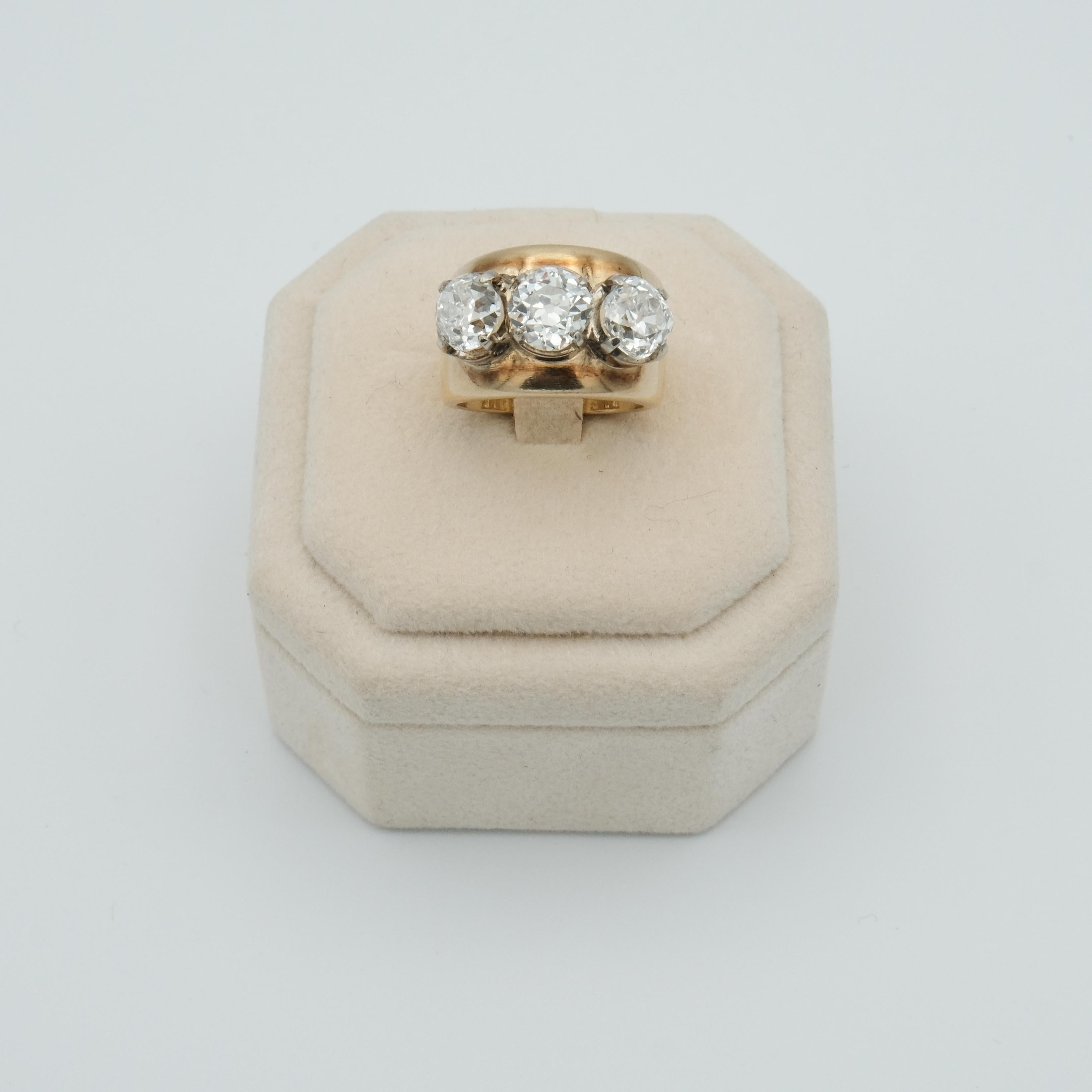 
A Beautiful antique diamond ring, Set with 3 round old cut diamonds total weight 3.95ct, 
1.20ct ,1.55ct and 1.20ct. 18ct Yellow gold 18kt.