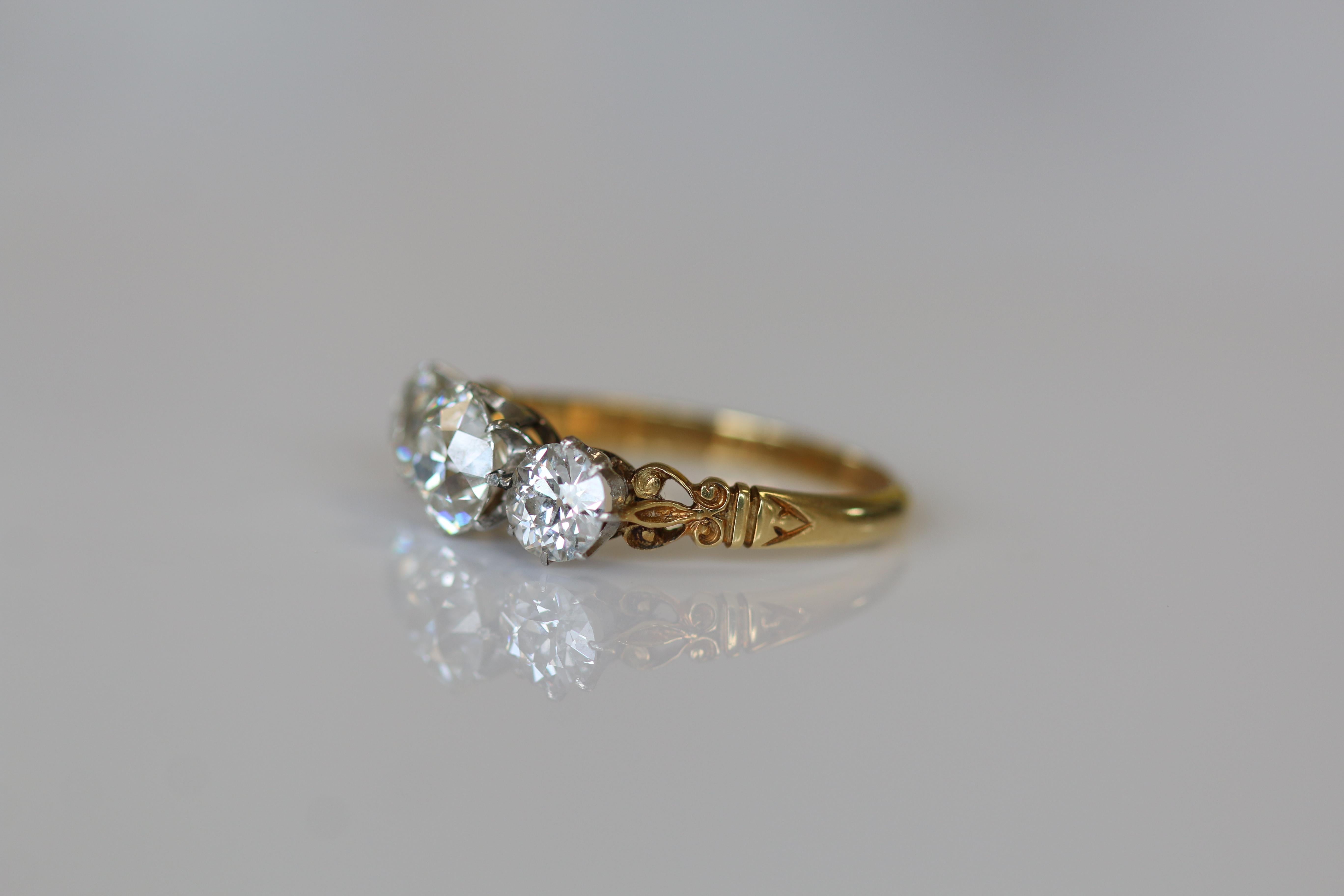 Victorian Old Cut Three-Stone Diamond Engagement Ring In Excellent Condition In Banbury, GB