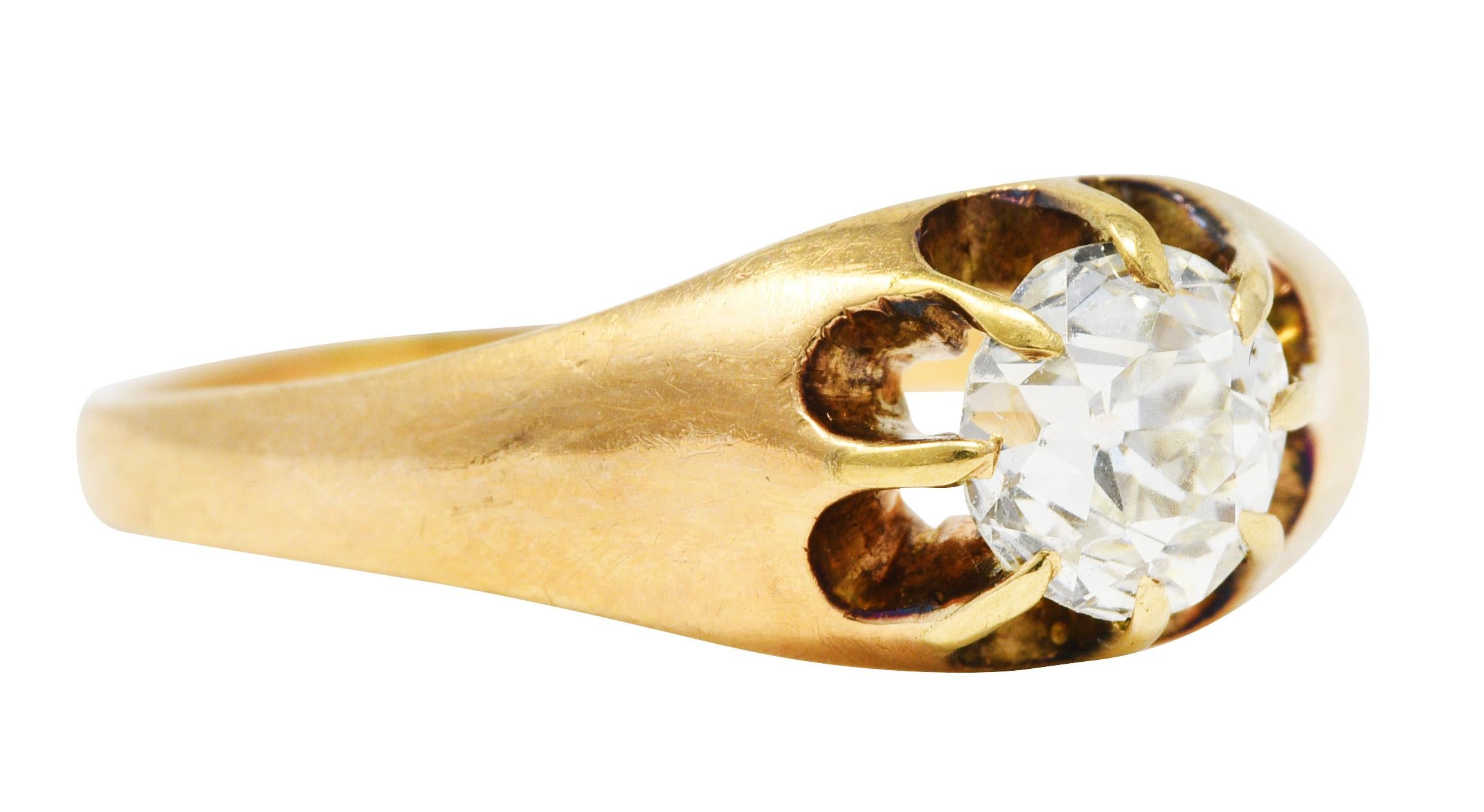 Im Mittelpunkt des Verlobungsrings steht ein alt-europäischer Diamant im Belcher-Schliff. Mit einem Gesamtgewicht von etwa 0,78 Karat - Farbe J und Reinheit VS1. Mit breiten, hochglanzpolierten Schultern. Geprüft als 14 Karat Gold. Ca. 1880er Jahre.