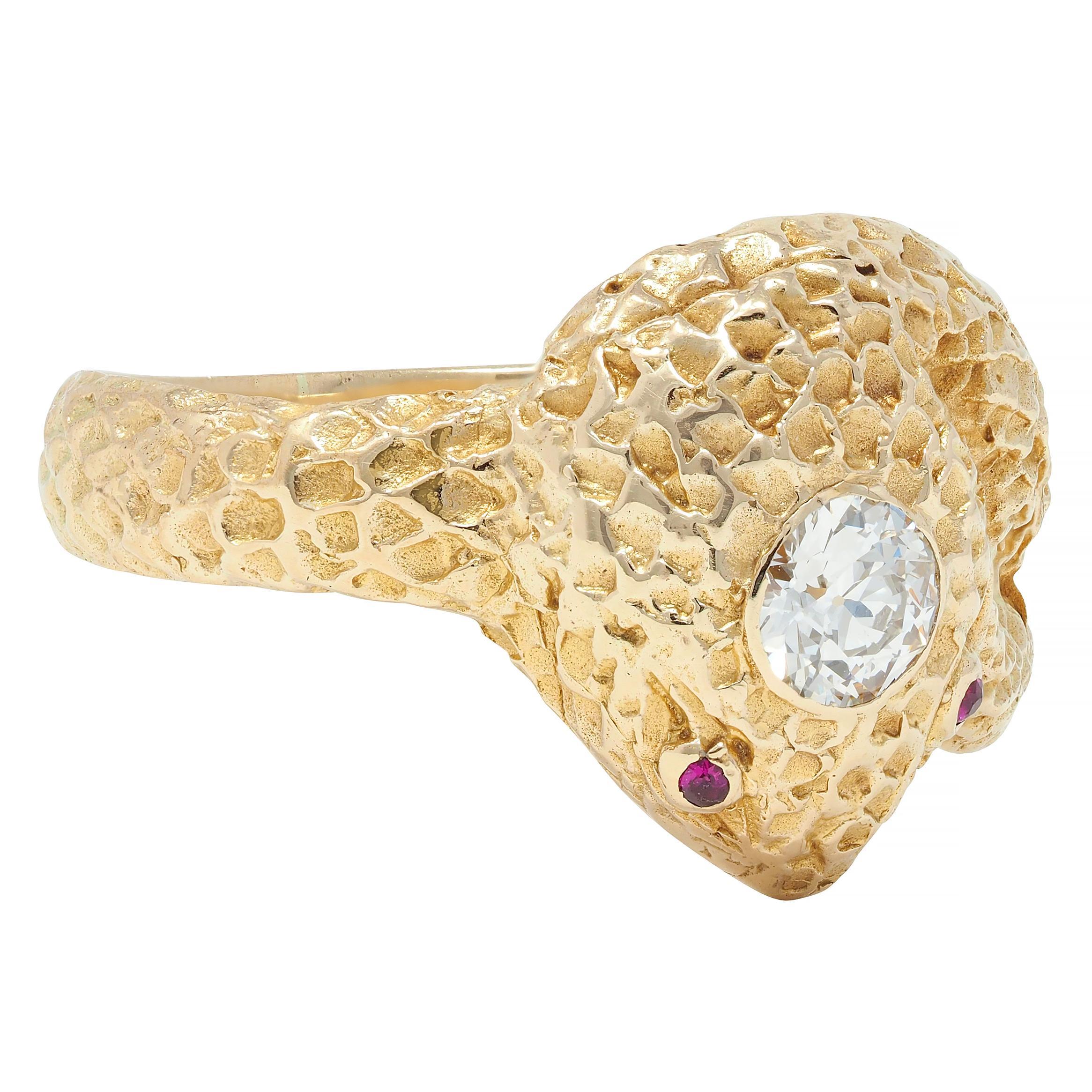 Das Band hat die Form einer gewundenen Schlange mit einer gerillten Schuppenstruktur
Zentrierung eines alten europäischen Diamanten mit Lünette im Kopf 
Gewicht ca. 0,45 Karat - Farbe H mit Reinheit VS2
Akzentuiert durch 1,5 mm runde