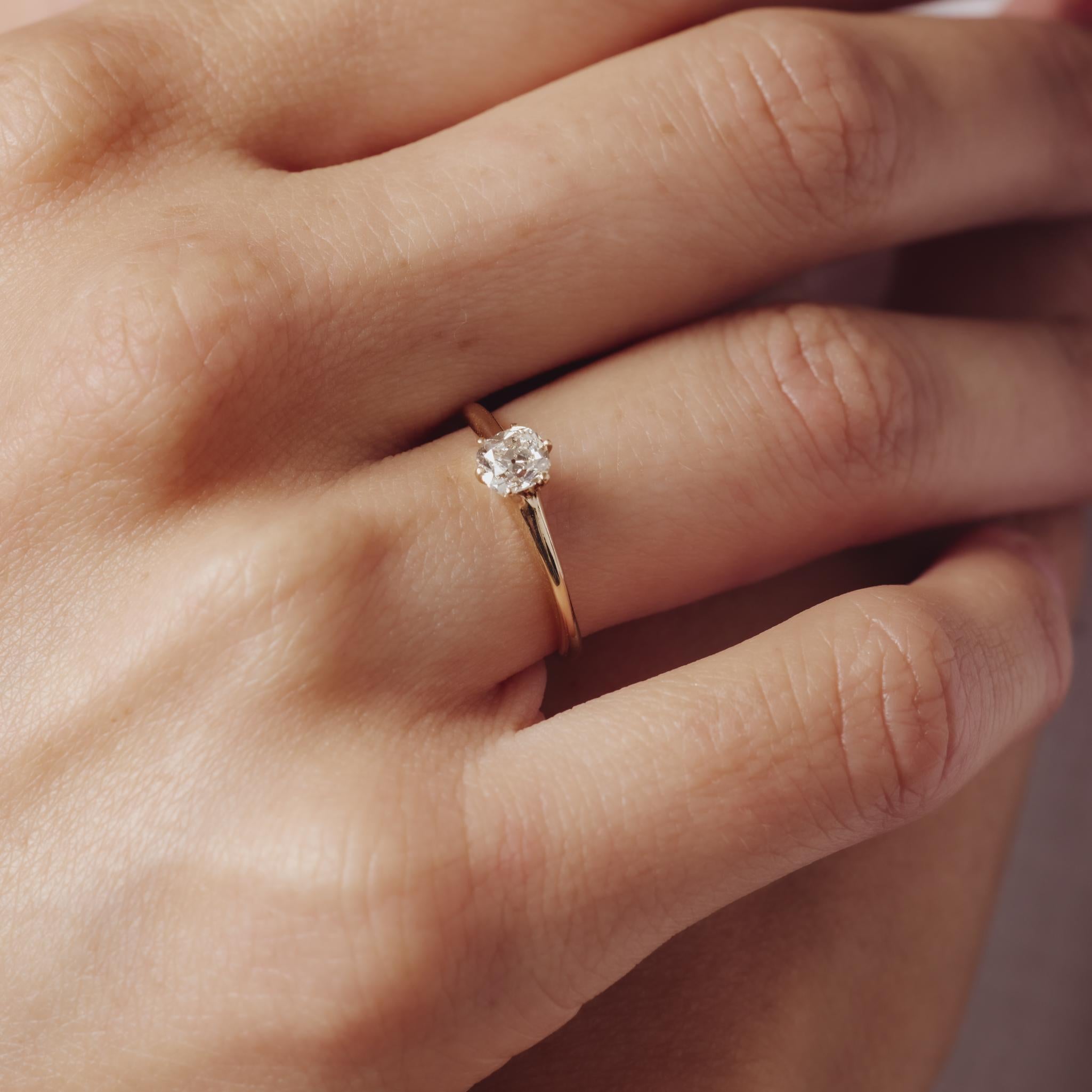 Dieser zarte viktorianische Ring aus der Zeit um 1900 ist mit einem 0,40 Karat schweren Diamanten im Minenschliff in warmes 14-karätiges Gelbgold gefasst und versprüht antiken Charme und zeitlose Anmut.