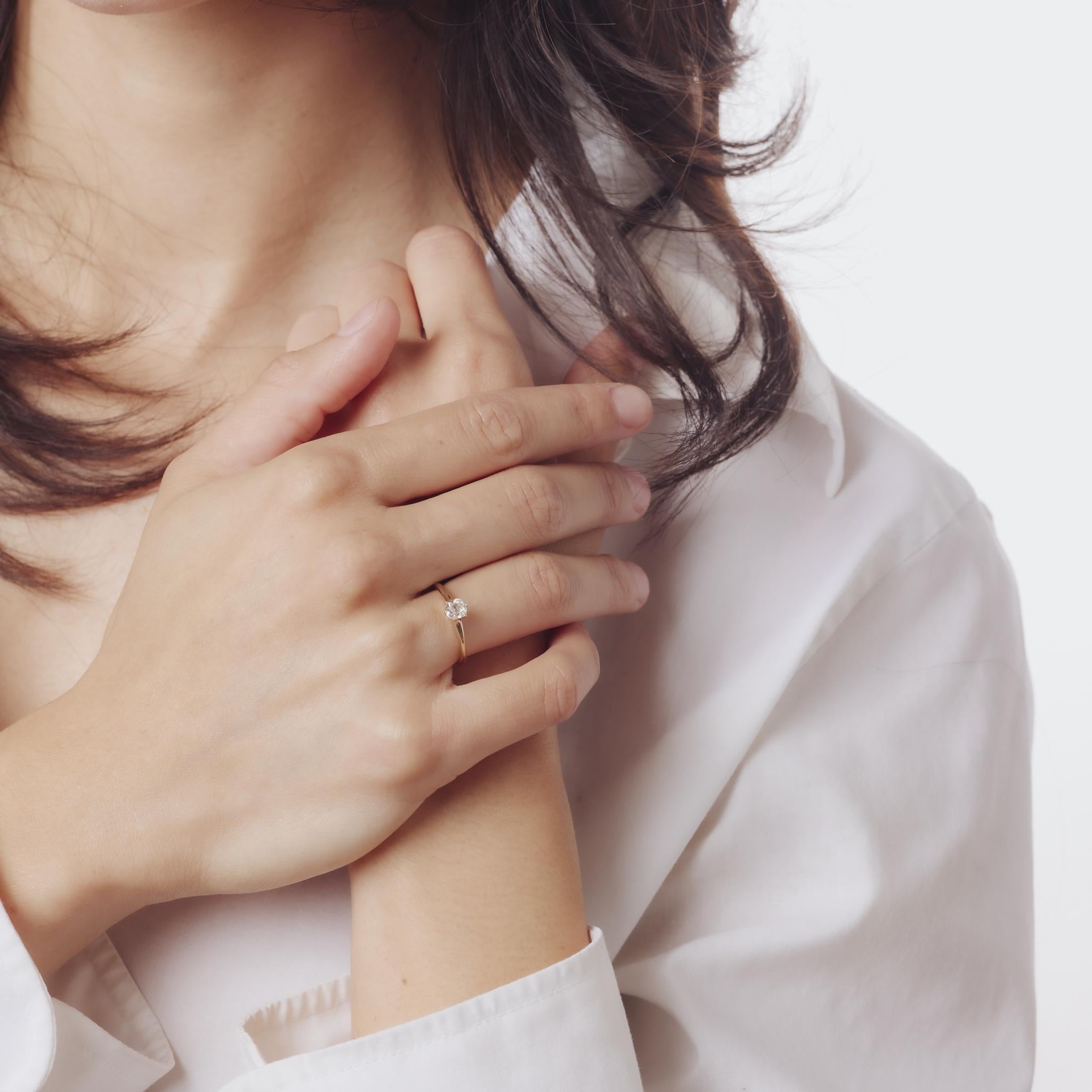 Viktorianischer Solitär-Verlobungsring mit Diamanten im Minenschliff aus 14k Gelbgold im Zustand „Gut“ im Angebot in Beverly Hills, CA