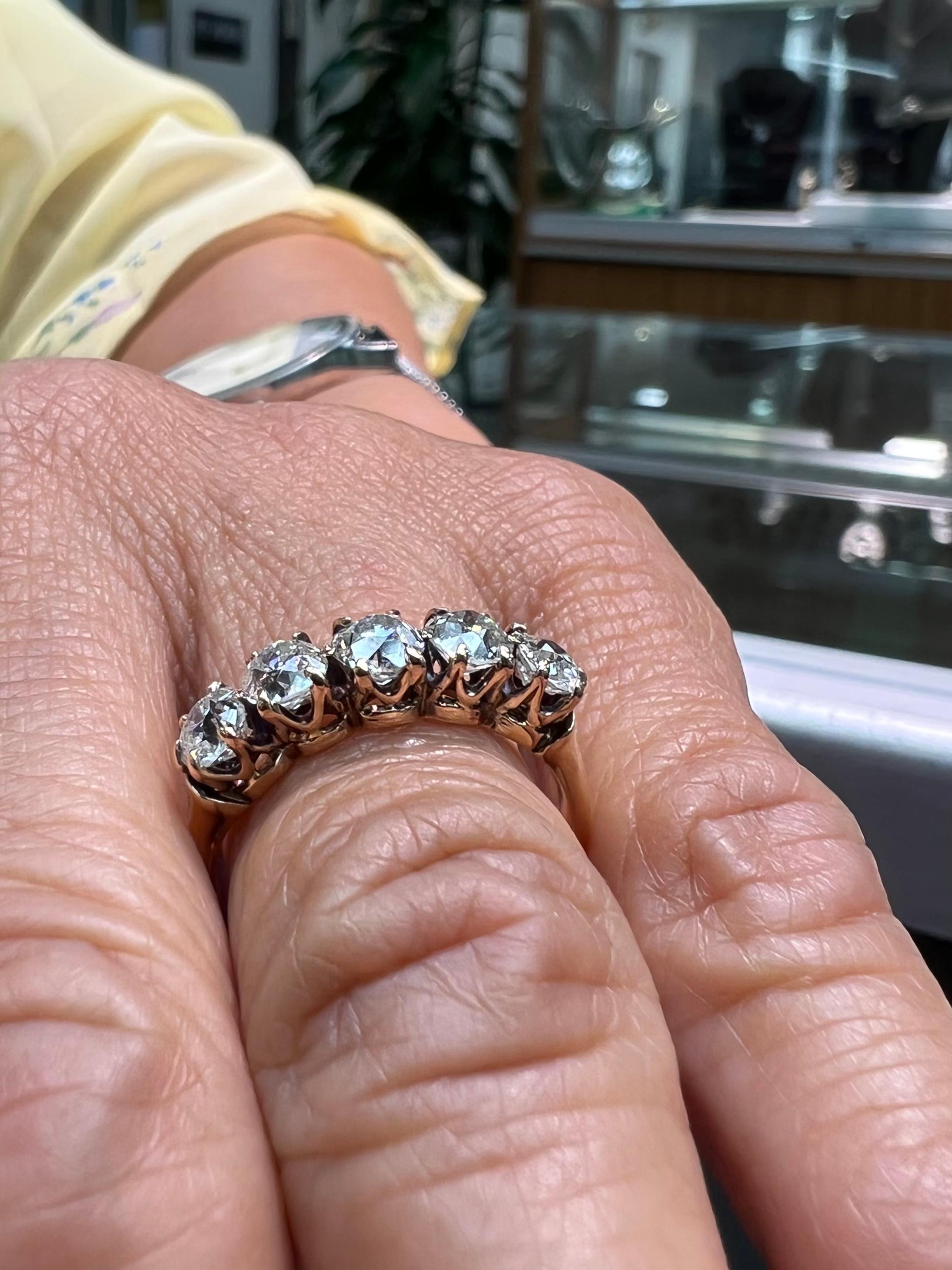 Viktorianischer Goldring mit fünf Diamanten im alten Minenschliff 2