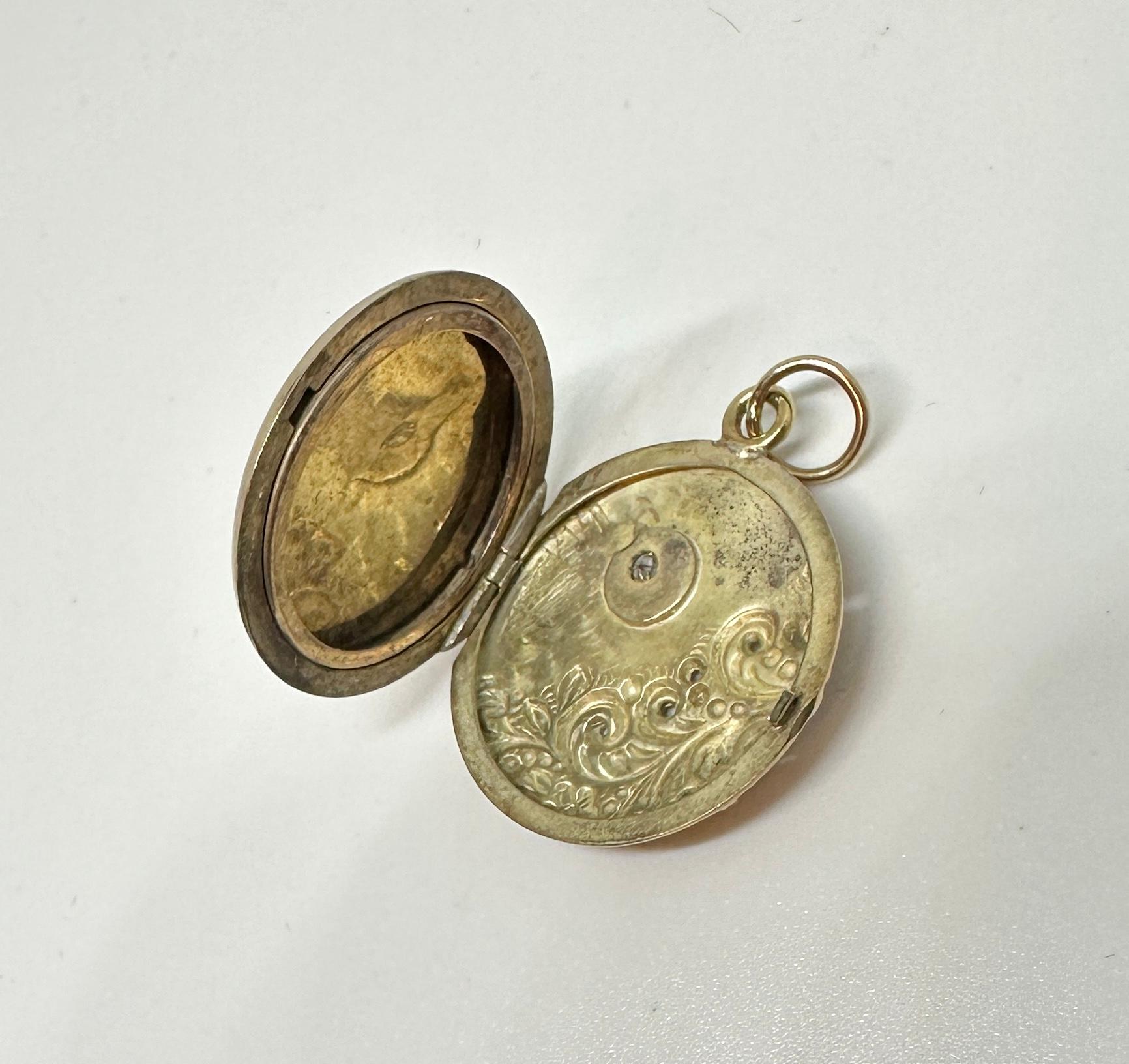 Victorian Old Mine Cut Diamond Gold Locket Pendant Necklace Sun Motif For Sale 2