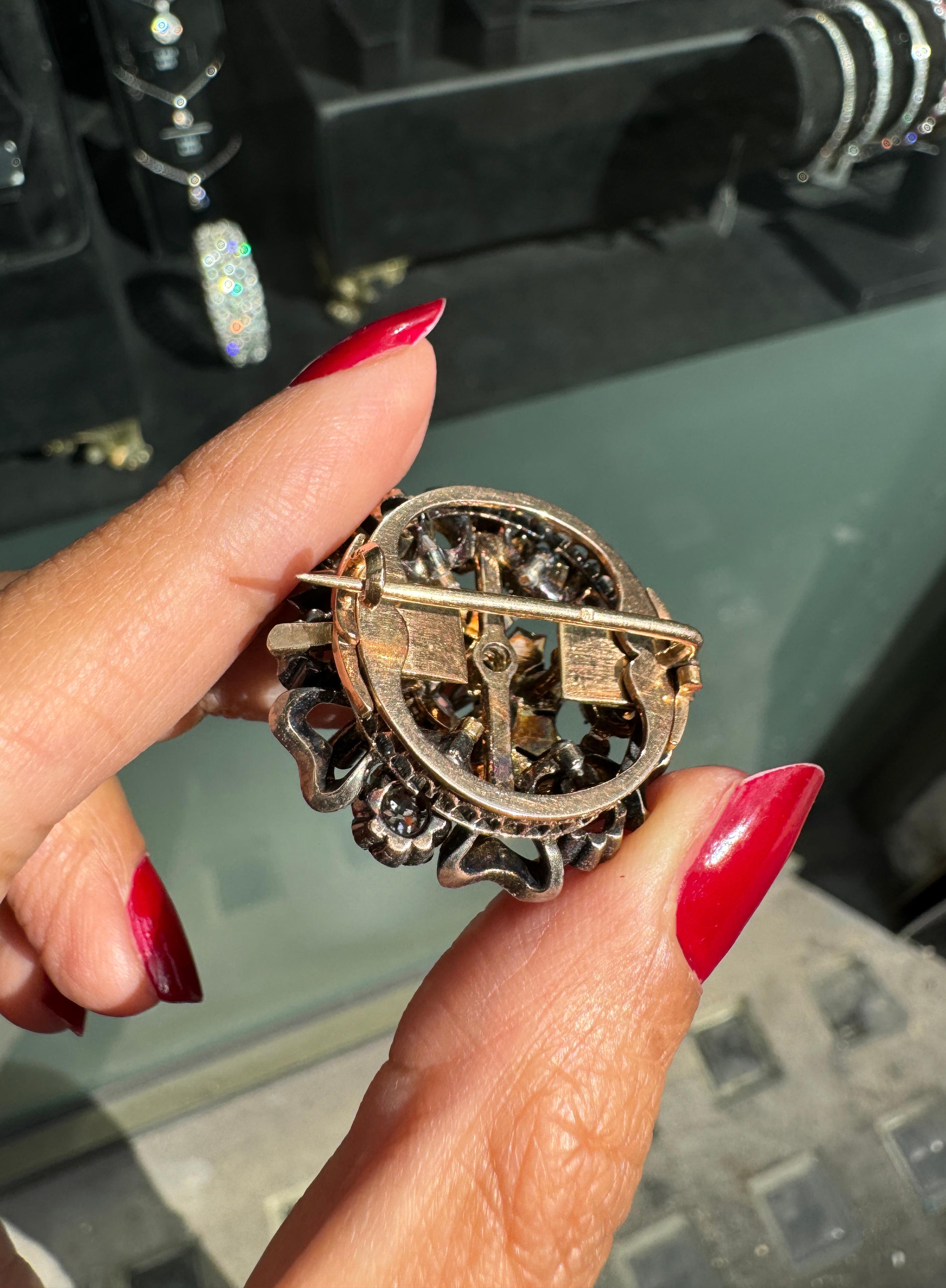 Broche ancienne victorienne en argent et or avec diamants taille vieille mine en vente 6