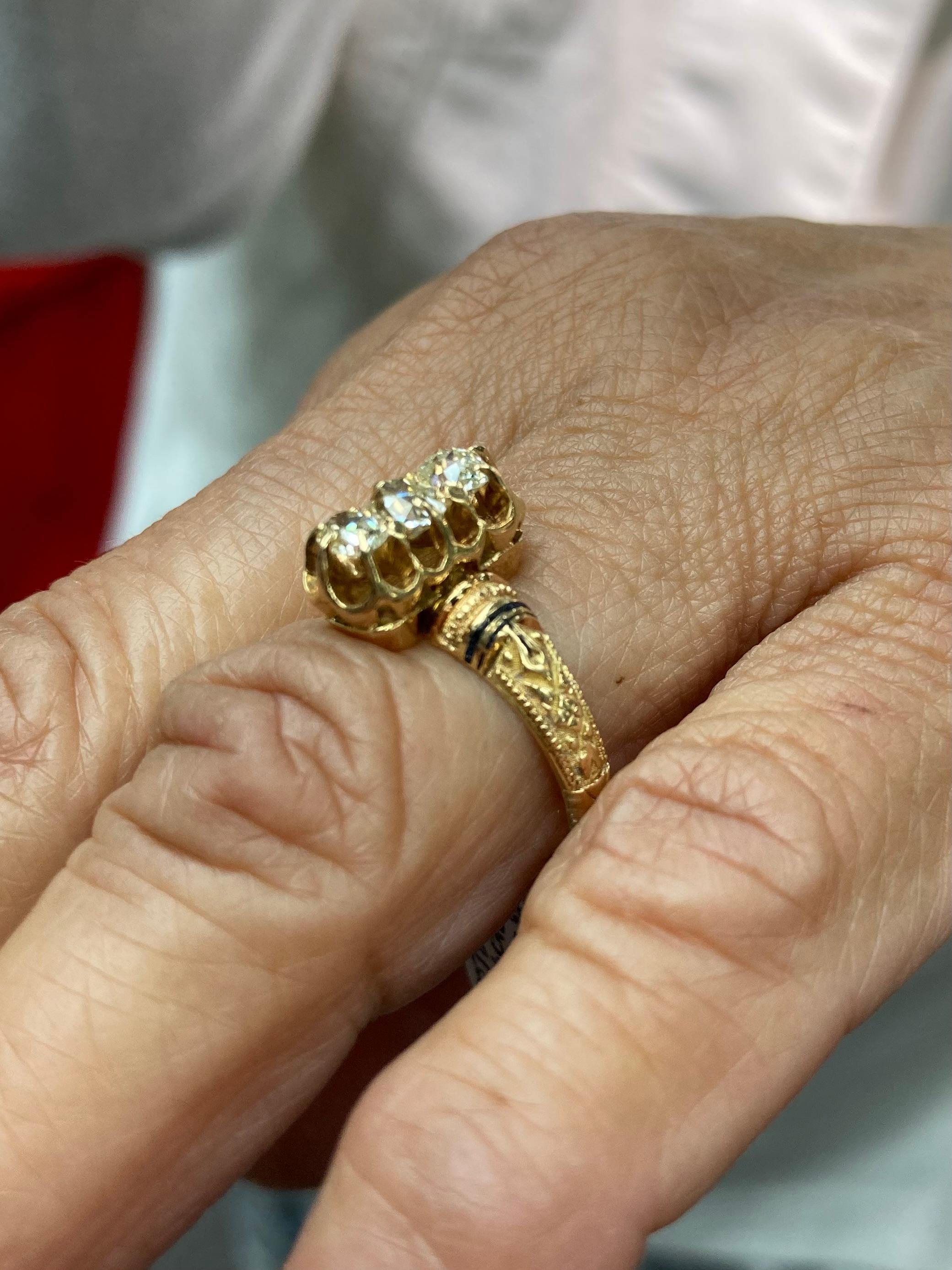 Bague victorienne en or à trois pierres avec diamants taille vieille mine en vente 2