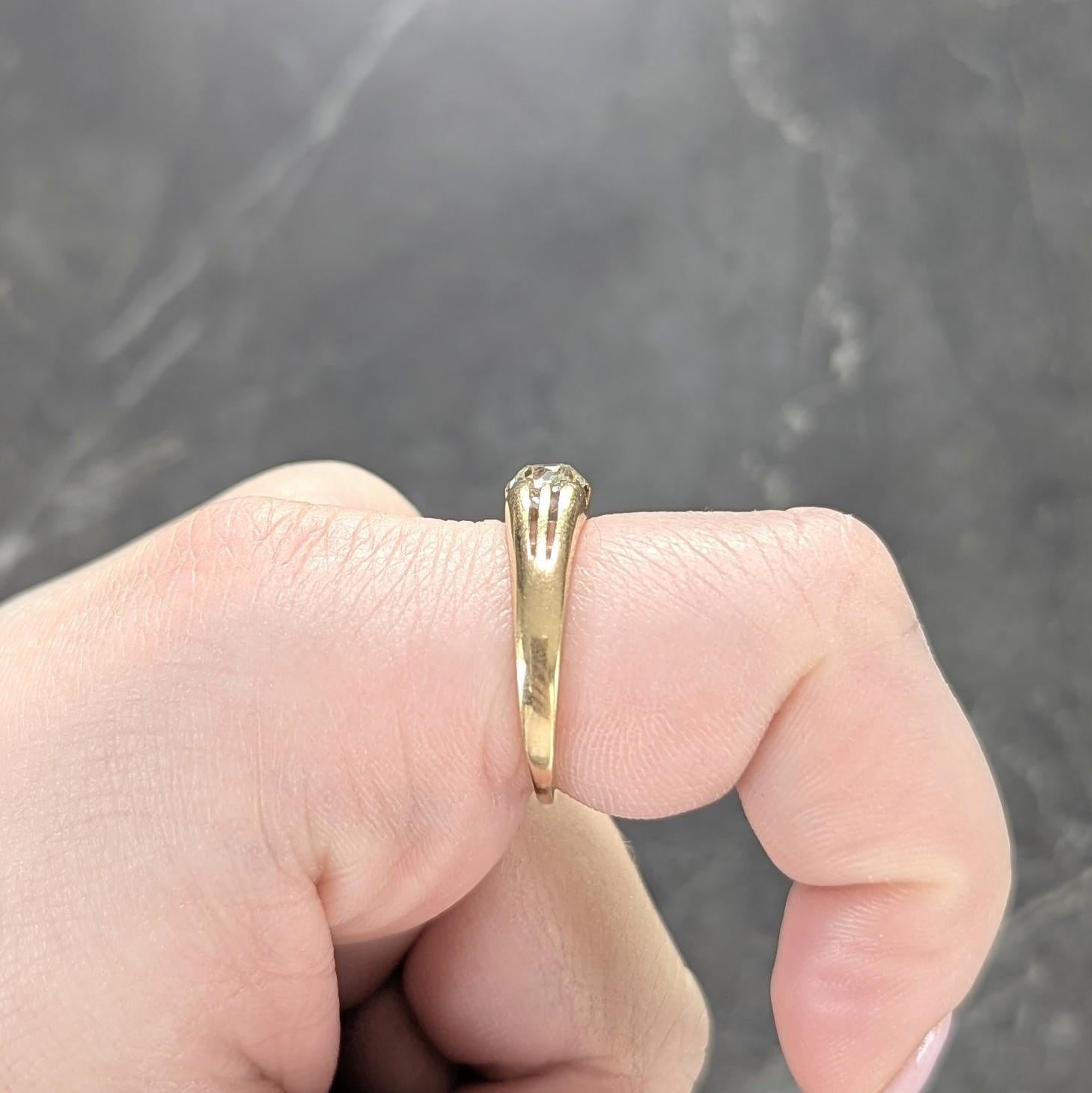 Viktorianischer Verlobungsring mit antikem Gürtel aus 18 Karat Gelbgold mit Diamanten im alten Minenschliff im Angebot 3