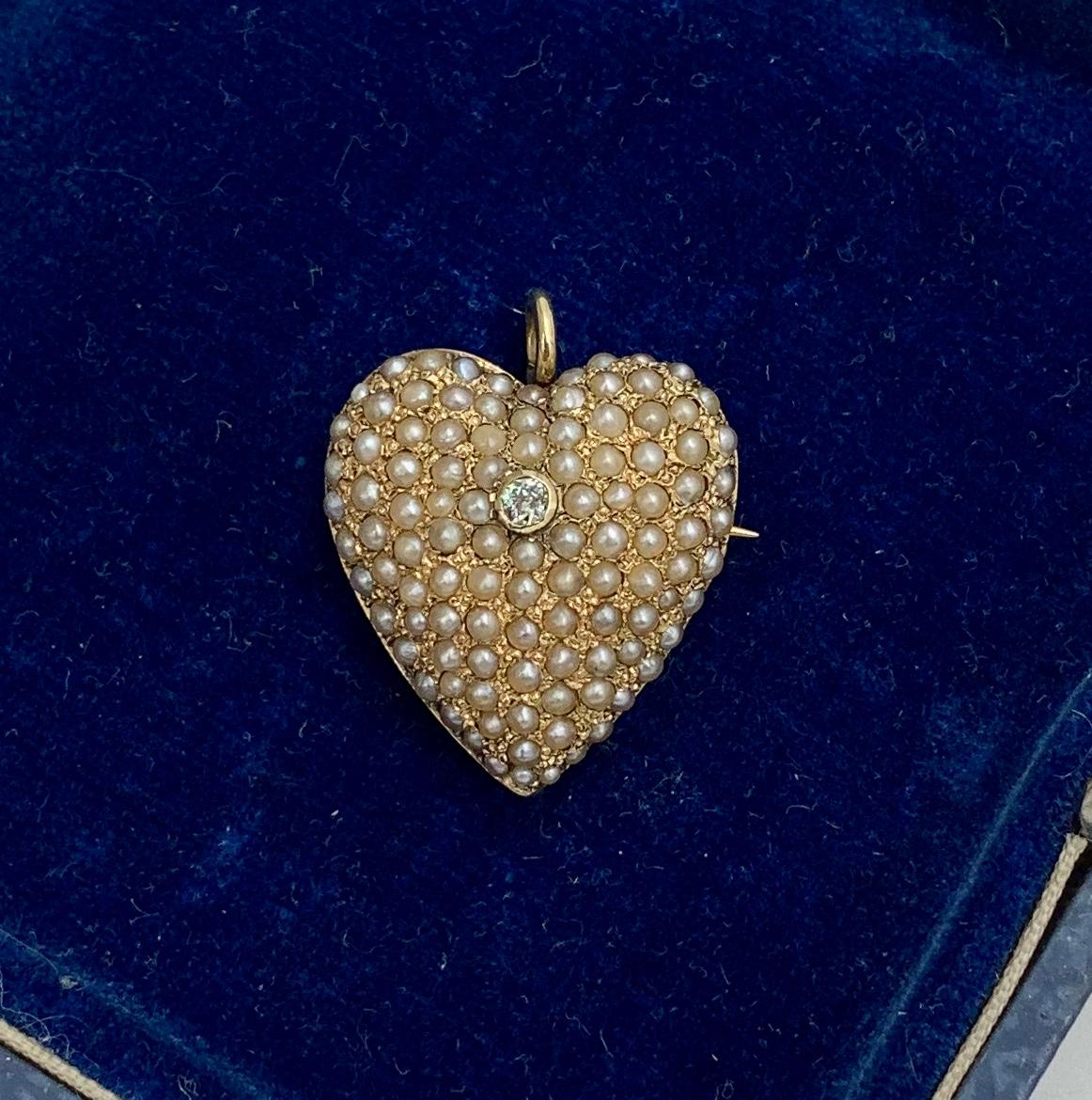 Dies ist ein antiker viktorianischer Diamant-Herz-Anhänger, der durchgehend mit hübschen Saatperlen besetzt ist.  In der Mitte befindet sich ein funkelnder Diamant im Old Mine Cut.  Der Diamant und die Perlen sind in ein wunderschönes 14 Karat