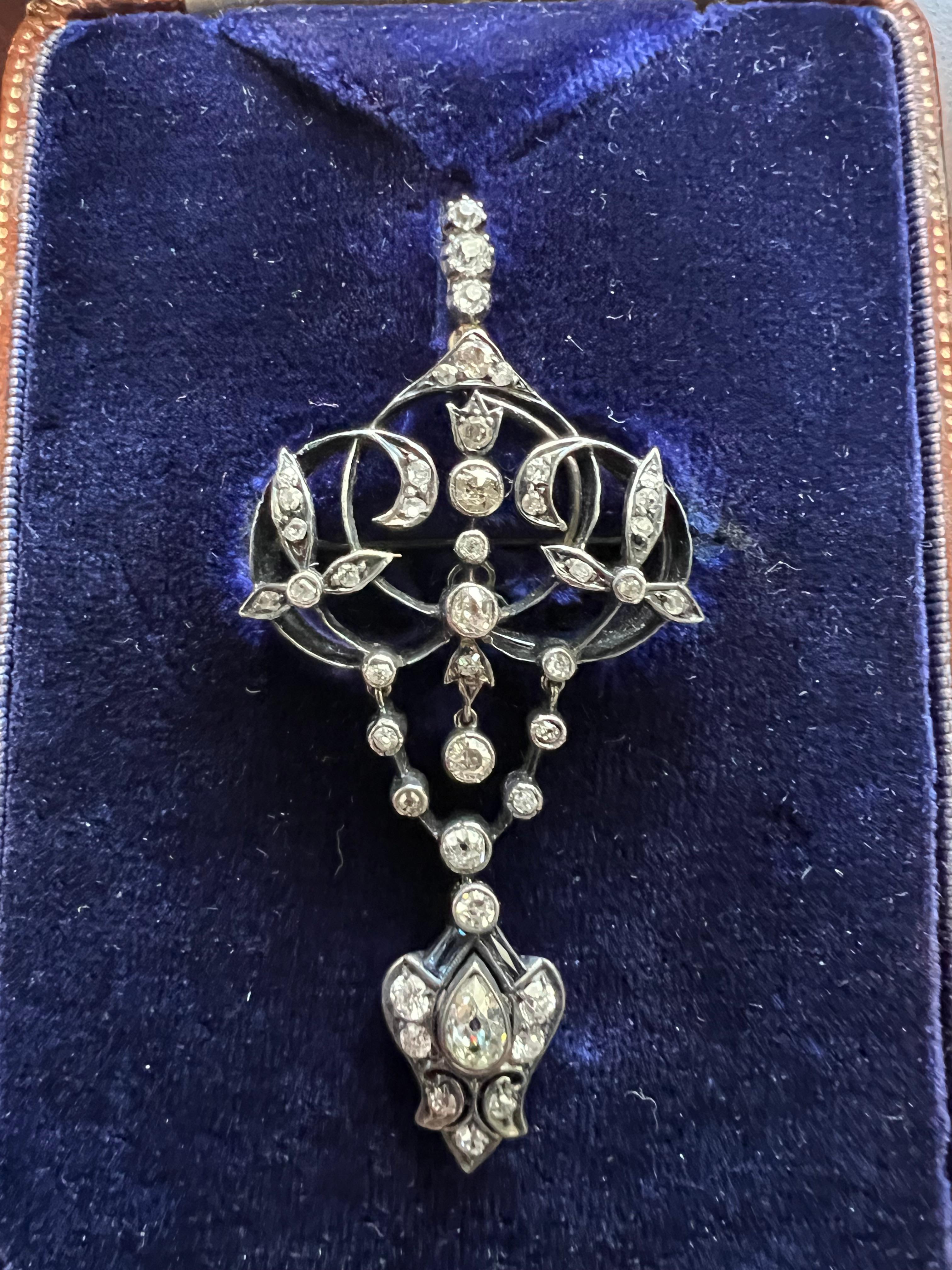Pendente vittoriano in argento e oro con diamante Old Mine, circa 1890.

L'epoca vittoriana, che va dal 1837 al 1901, è spesso caratterizzata da un'estetica opulenta e da un'intricata lavorazione artigianale, soprattutto nel campo della gioielleria.