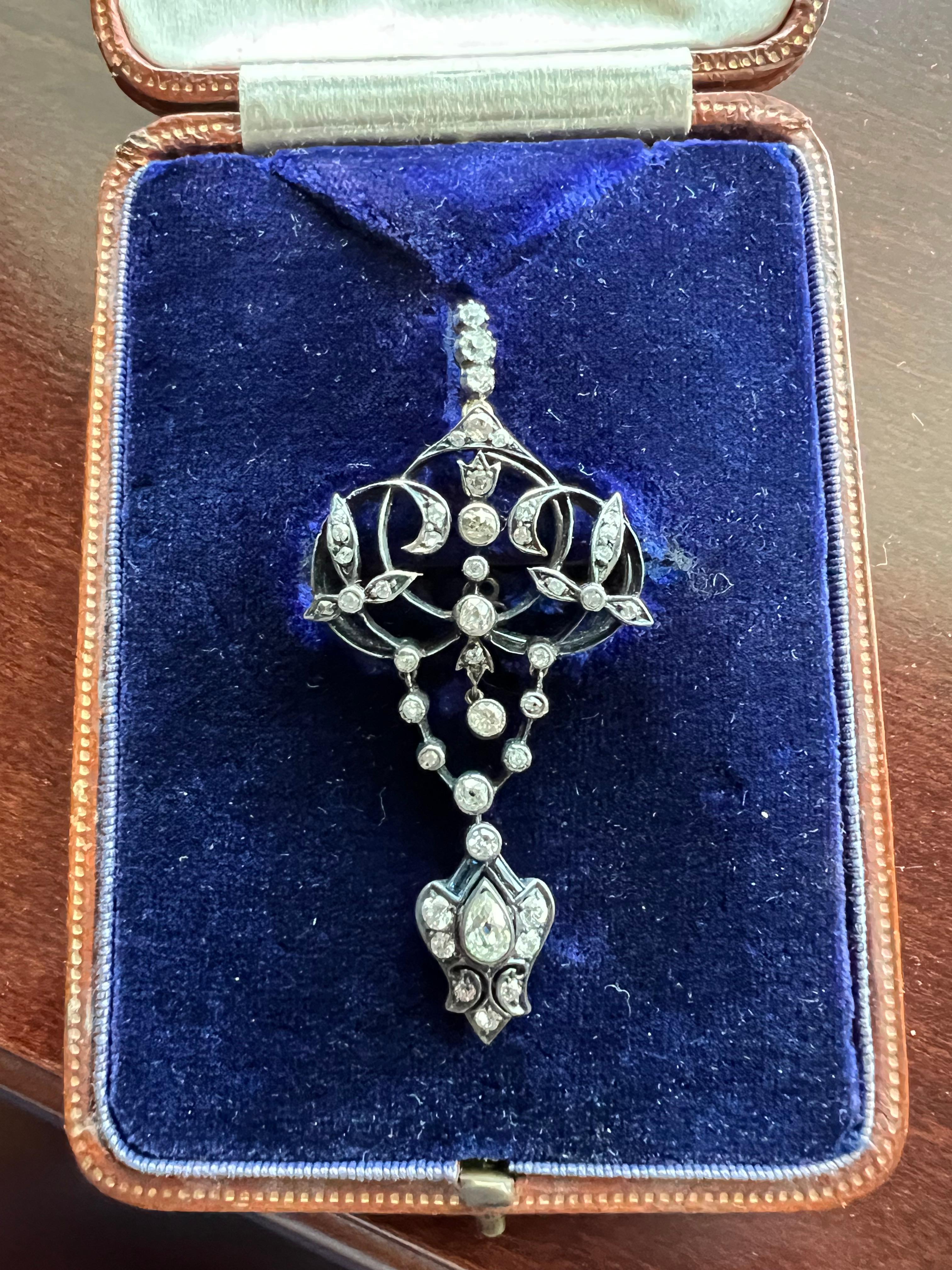 Vittoriano Ciondolo a spilla in oro e argento con diamanti Old Mine vittoriano, circa 1890 in vendita
