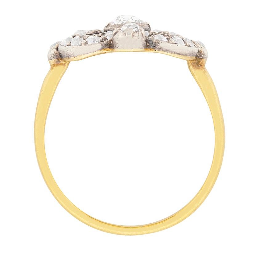 Dieser zarte und einzigartige Ring hebt einen sehr seltenen alten Diamanten im Birnenschliff hervor. Der Diamant mit einem Gewicht von 0,40 Karat wurde von Hand geschliffen und in Silber gefasst. Die Farbe des Steins wurde auf G und die Reinheit auf