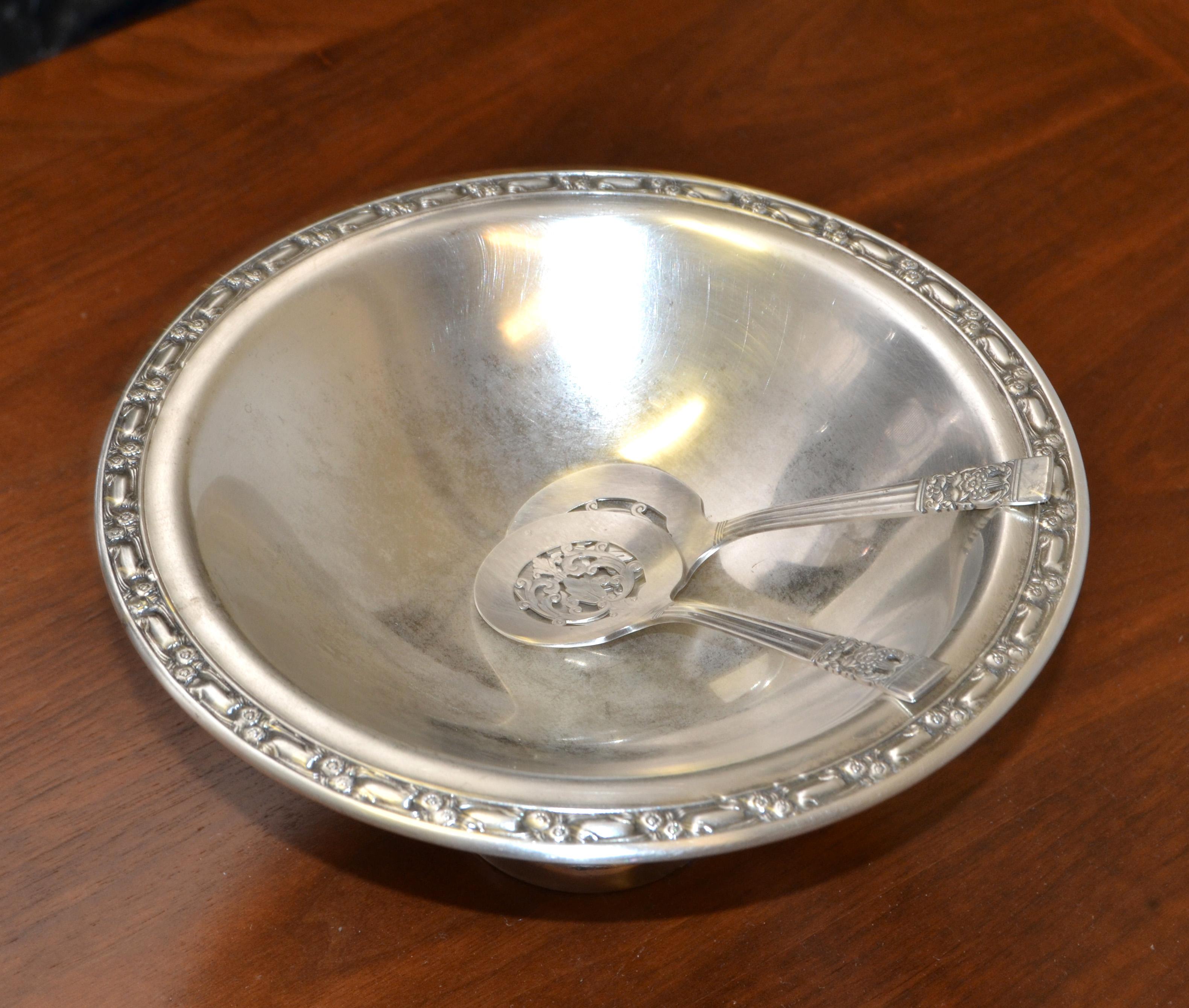 Victorian Oneida Silver Plated Footed Serving Bowl 2 Community Plate Spoons USA For Sale 4