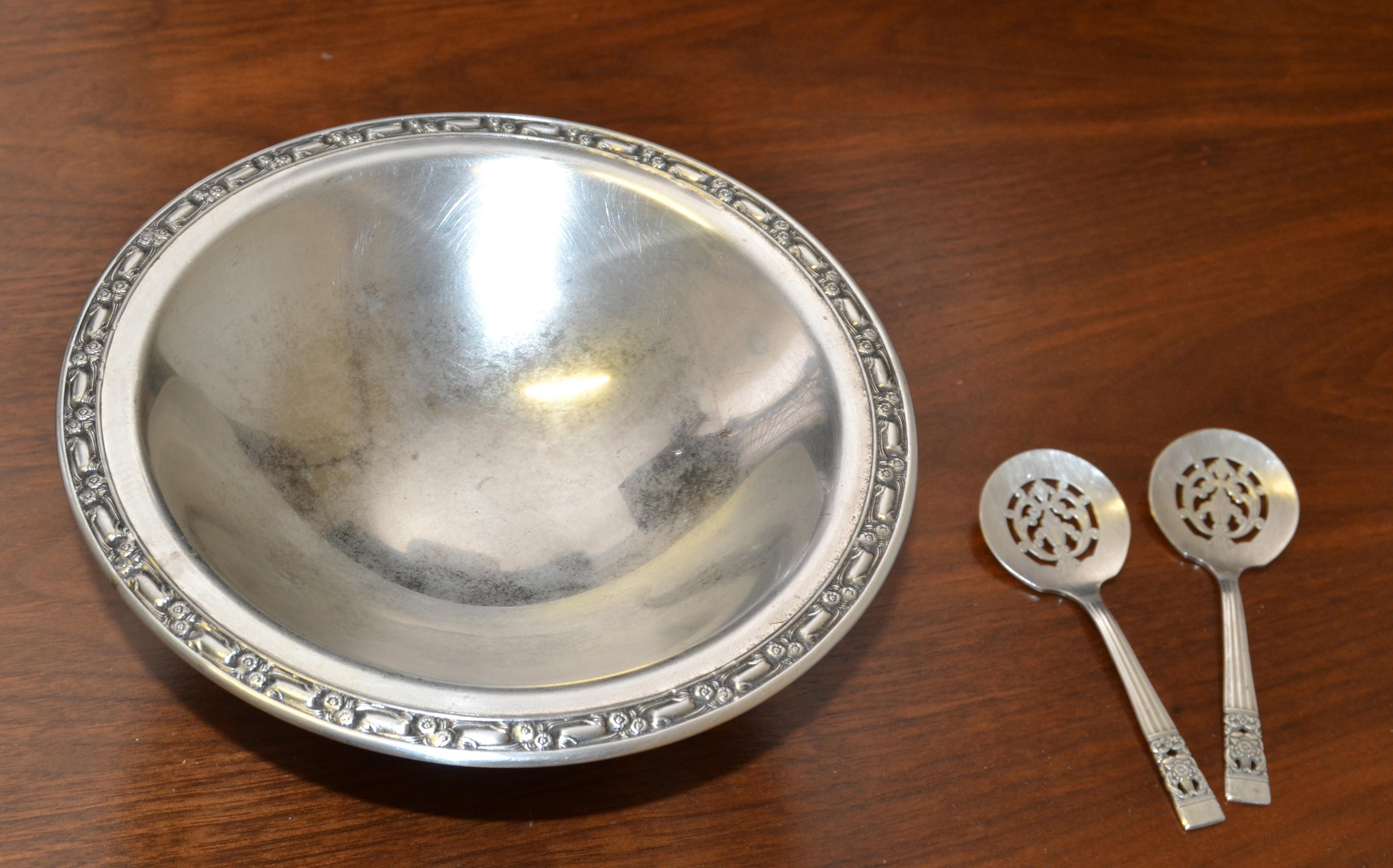 Compote victorienne ornée en métal argenté d'Oneida Silversmiths. Il est livré avec deux cuillères pour assiettes communautaires. Le bol lui-même est peu profond et serait parfait comme base pour un centre de table ou un plat à fruits ou à crème,