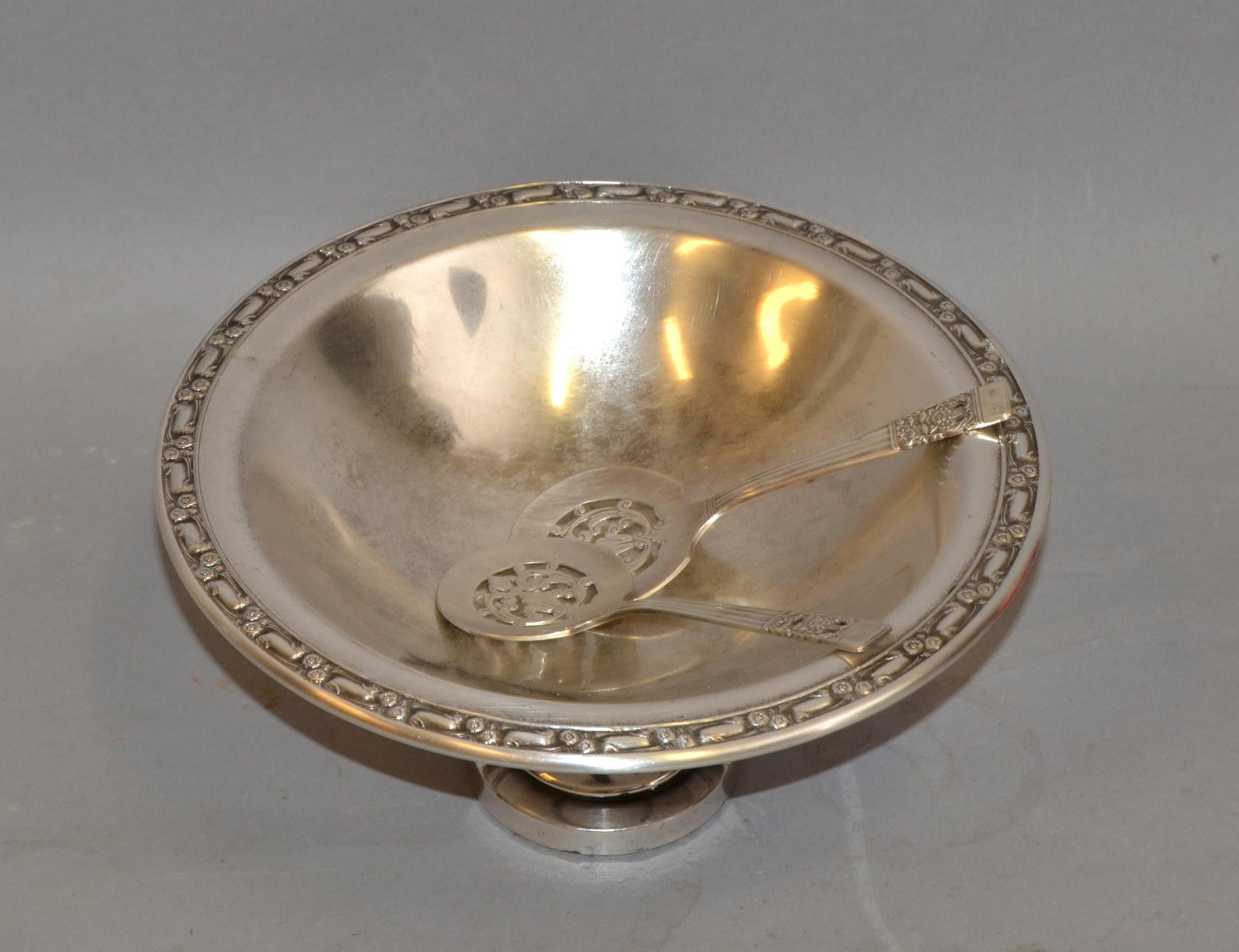 Victorien Bol de service victorien ONEIDA à pieds en métal argenté avec 2 cuillères à assiette communautaire, États-Unis en vente
