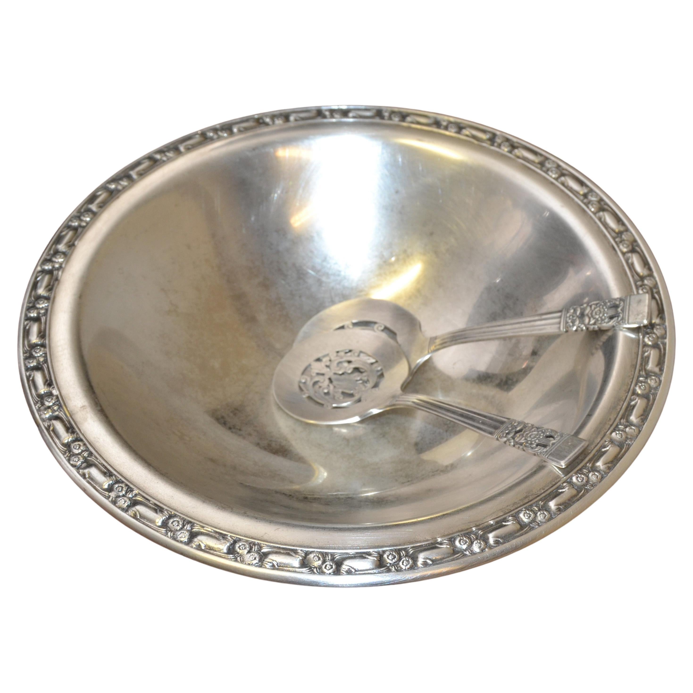 Bol de service victorien ONEIDA à pieds en métal argenté avec 2 cuillères à assiette communautaire, États-Unis en vente
