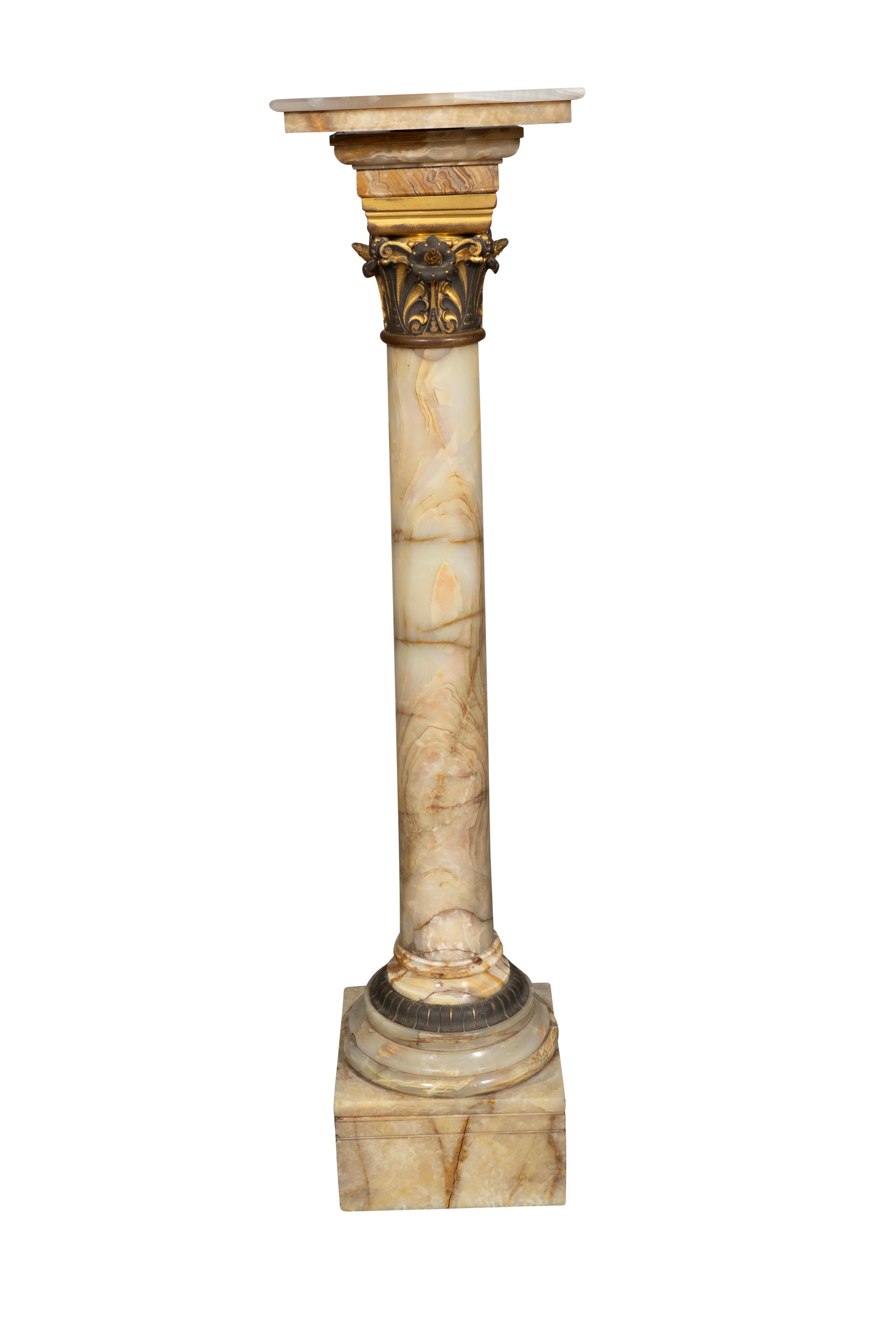 Avec une partie supérieure carrée qui pivote sur un axe et peut être soulevée. Capitole en bronze moulé et colonne cylindrique avec base circulaire en bronze, le tout sur un socle carré.