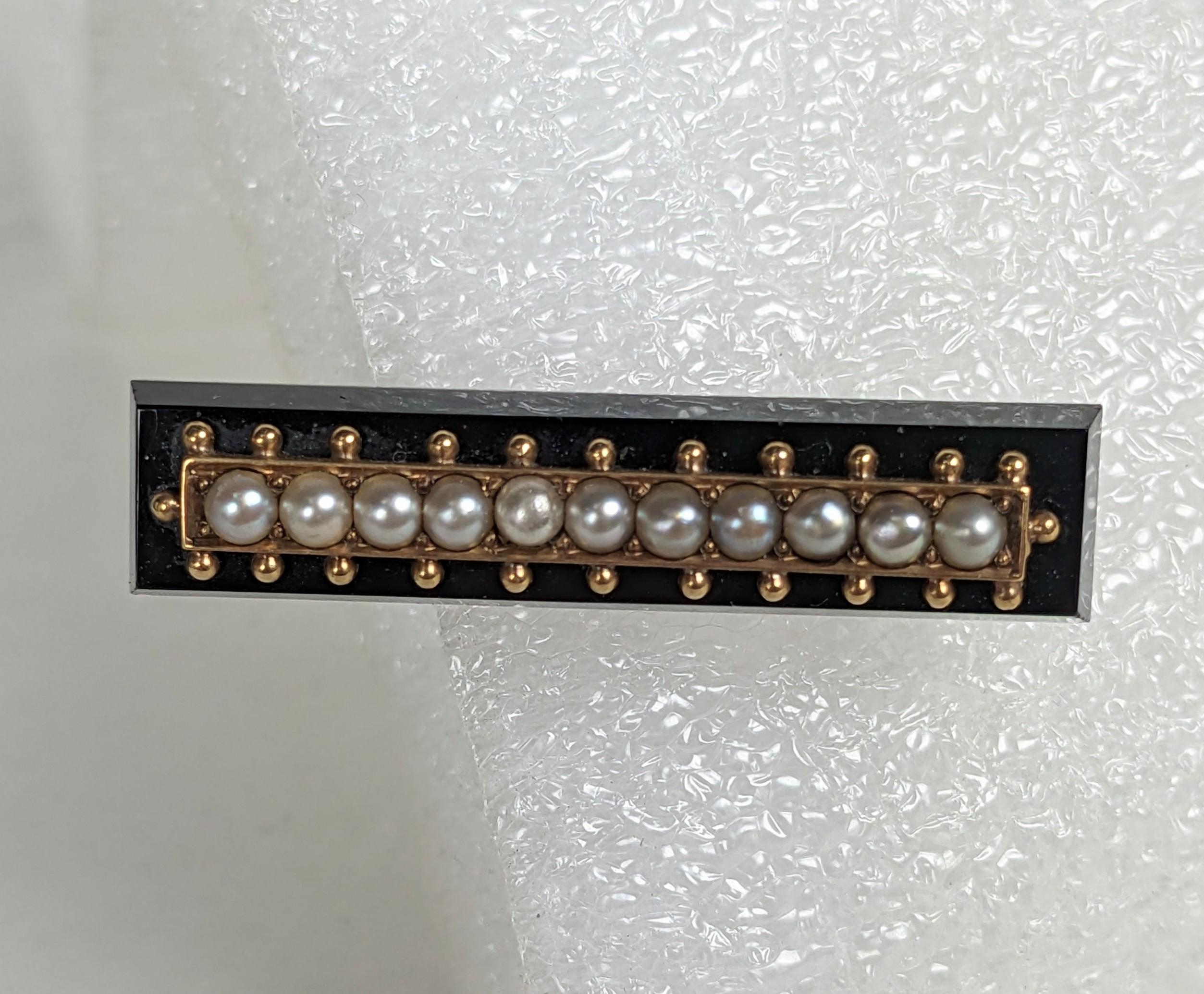 Charmante viktorianische Onyx- und Halbperlen-Brosche aus dem späten 19. Jahrhundert, gefasst in 14-karätigem Gold. Hochwertige Verarbeitung. 1.5 x.25