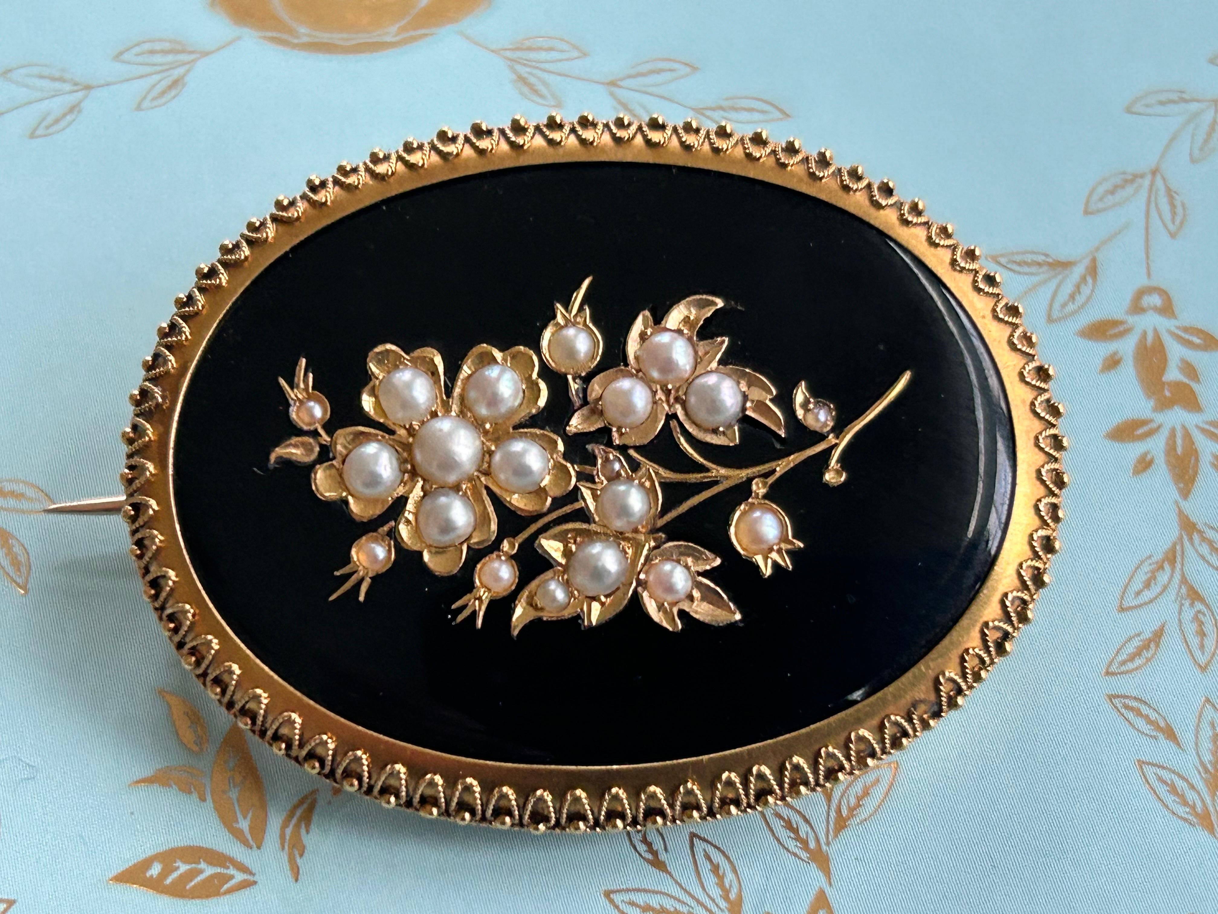 Women's Victorian Onyx and Pearl mourning brooch, 9k yellow gold For Sale