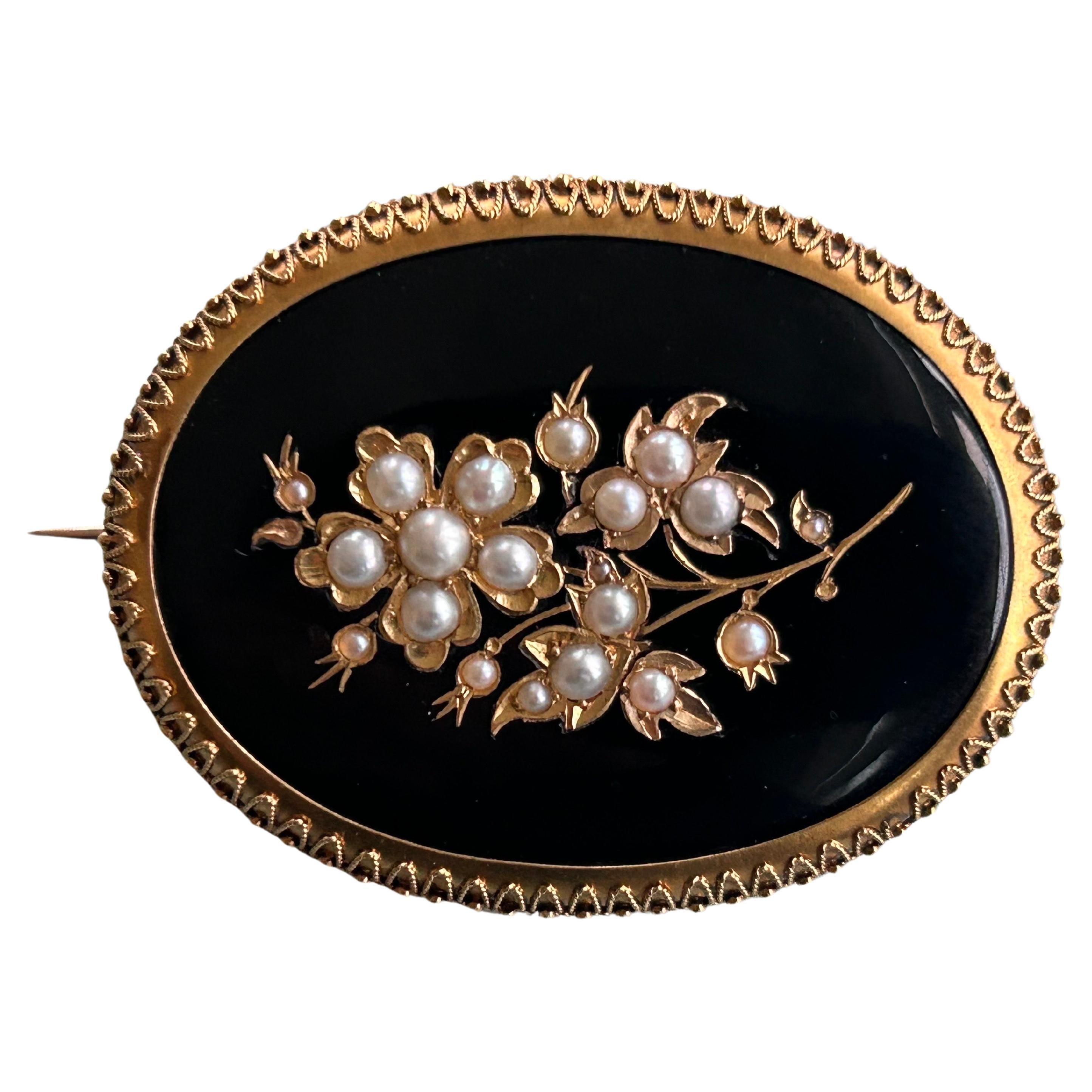 Victorian Onyx and Pearl mourning brooch, 9k yellow gold For Sale
