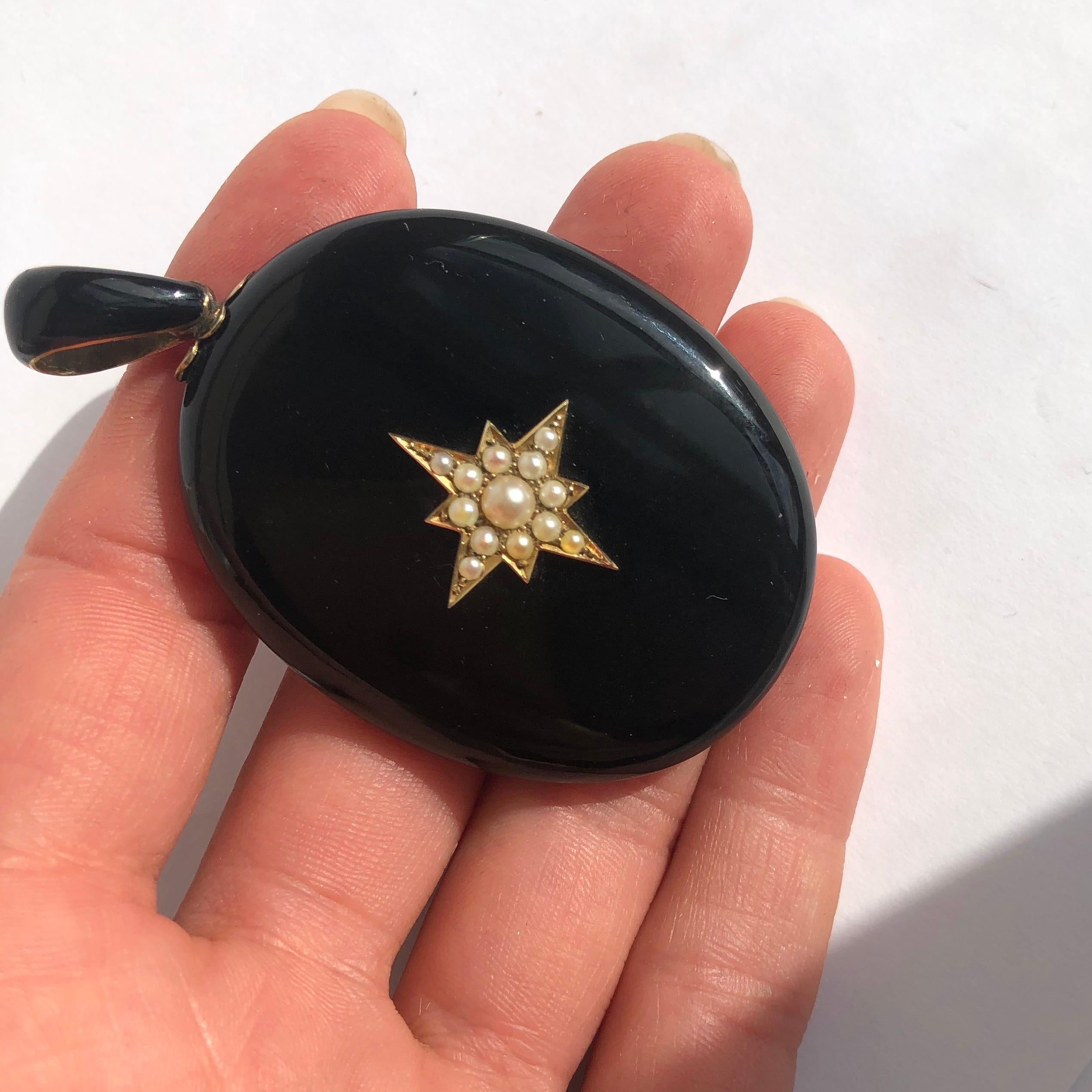 Victorian Onyx and Pearl Yellow Gold Locket Pendant In Good Condition In Chipping Campden, GB