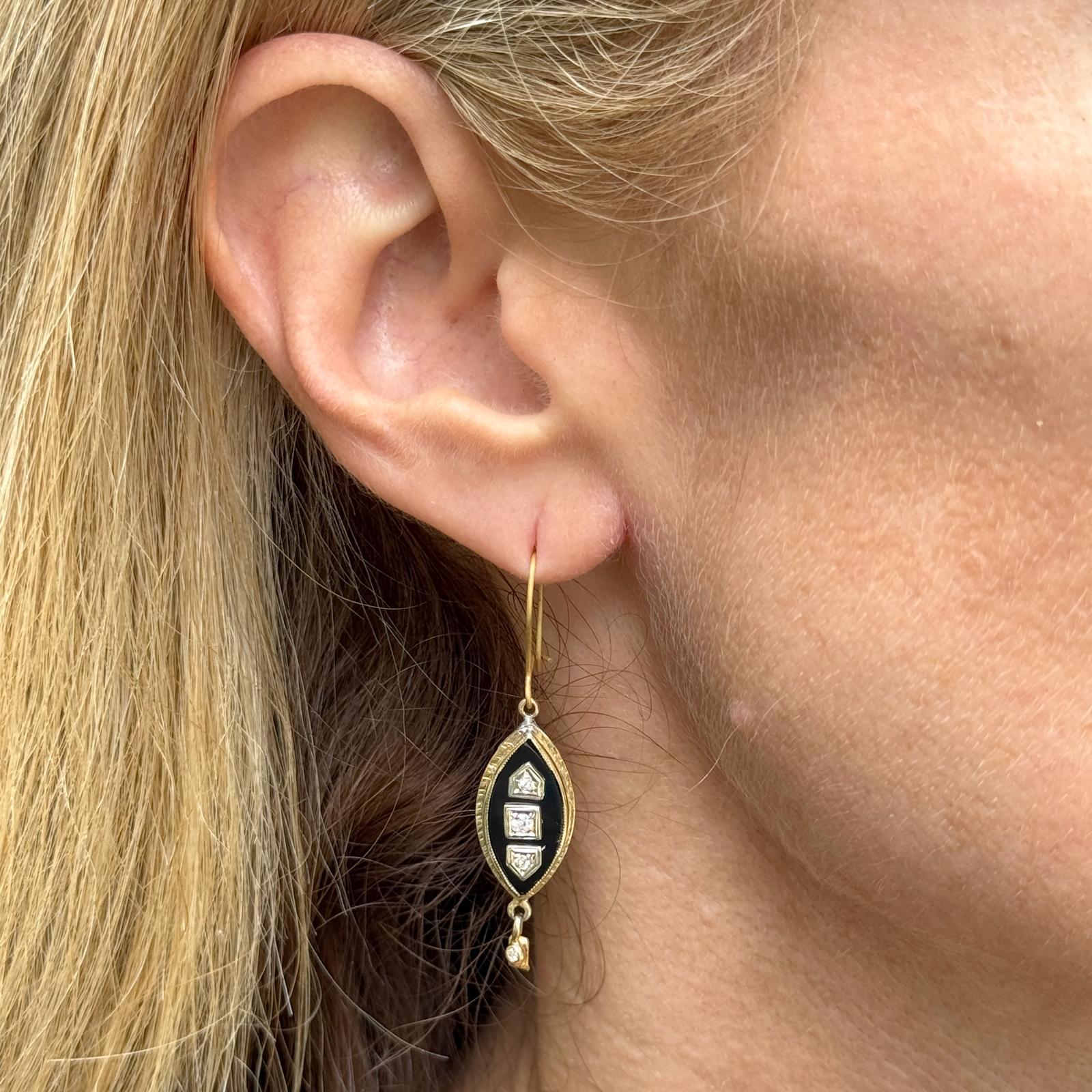 Cabochon Orecchini antichi vittoriani in onice e diamanti in oro giallo 18 carati con pendente in vendita