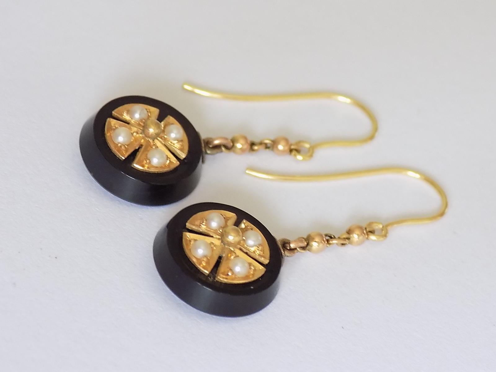 Victorian Onyx Seed Pearl Gold Earrings In Good Condition For Sale In Boston, Lincolnshire