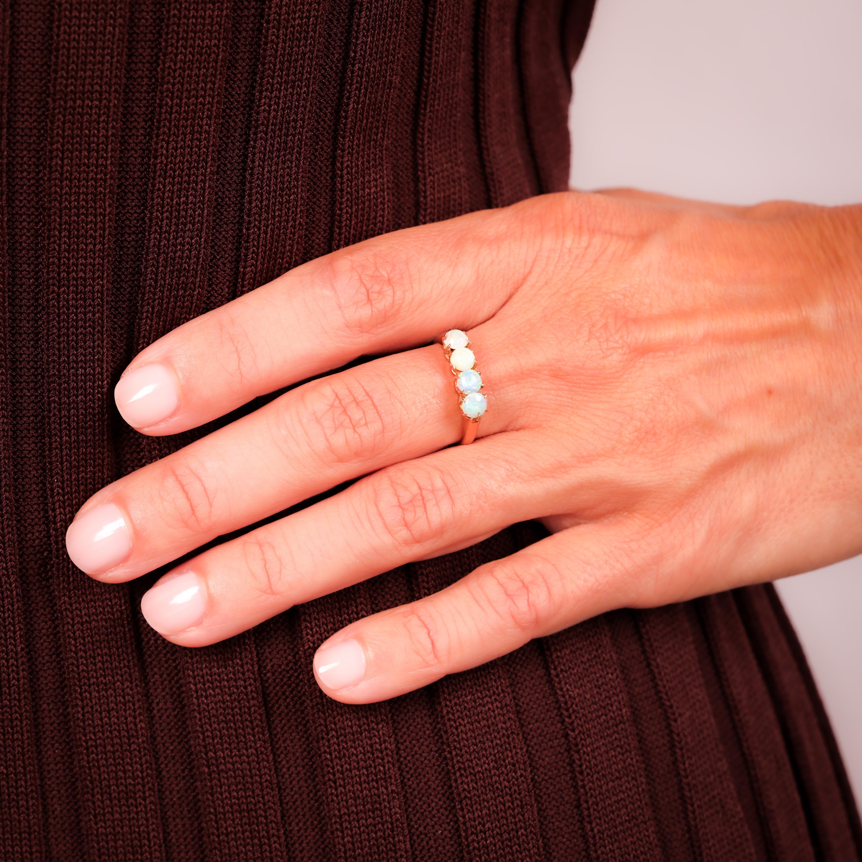 Viktorianischer Opalring aus 18 Karat Gelbgold mit vier Steinen (Cabochon)