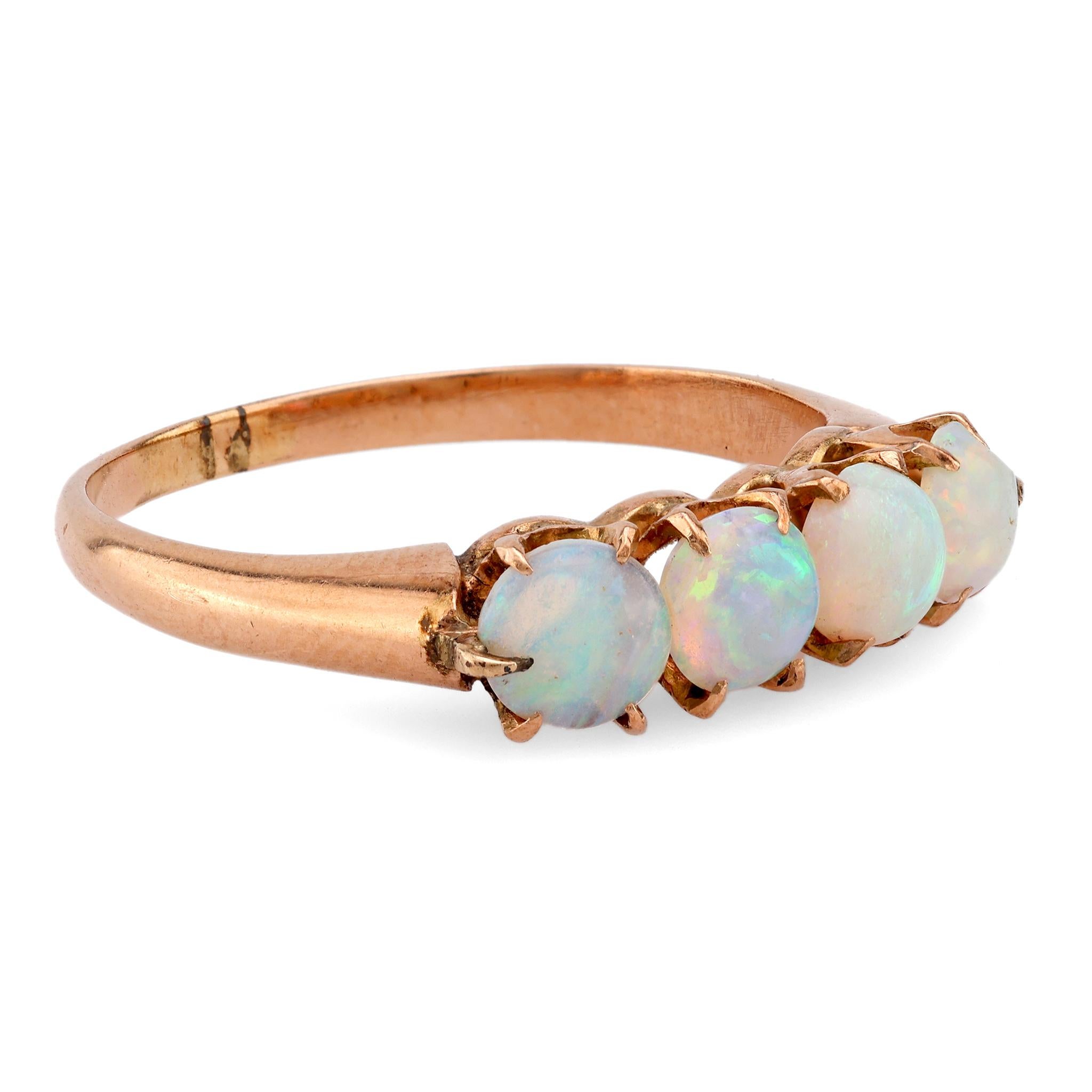 Viktorianischer Opalring aus 18 Karat Gelbgold mit vier Steinen im Zustand „Hervorragend“ in Beverly Hills, CA