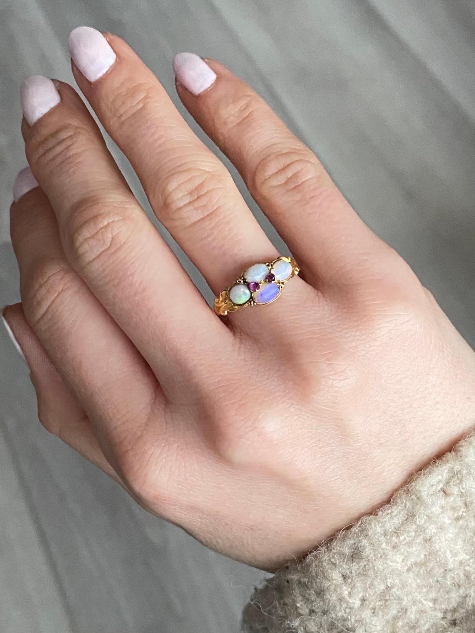 Cabochon Victorian Opal and Amethyst 15 Carat Gold Ring