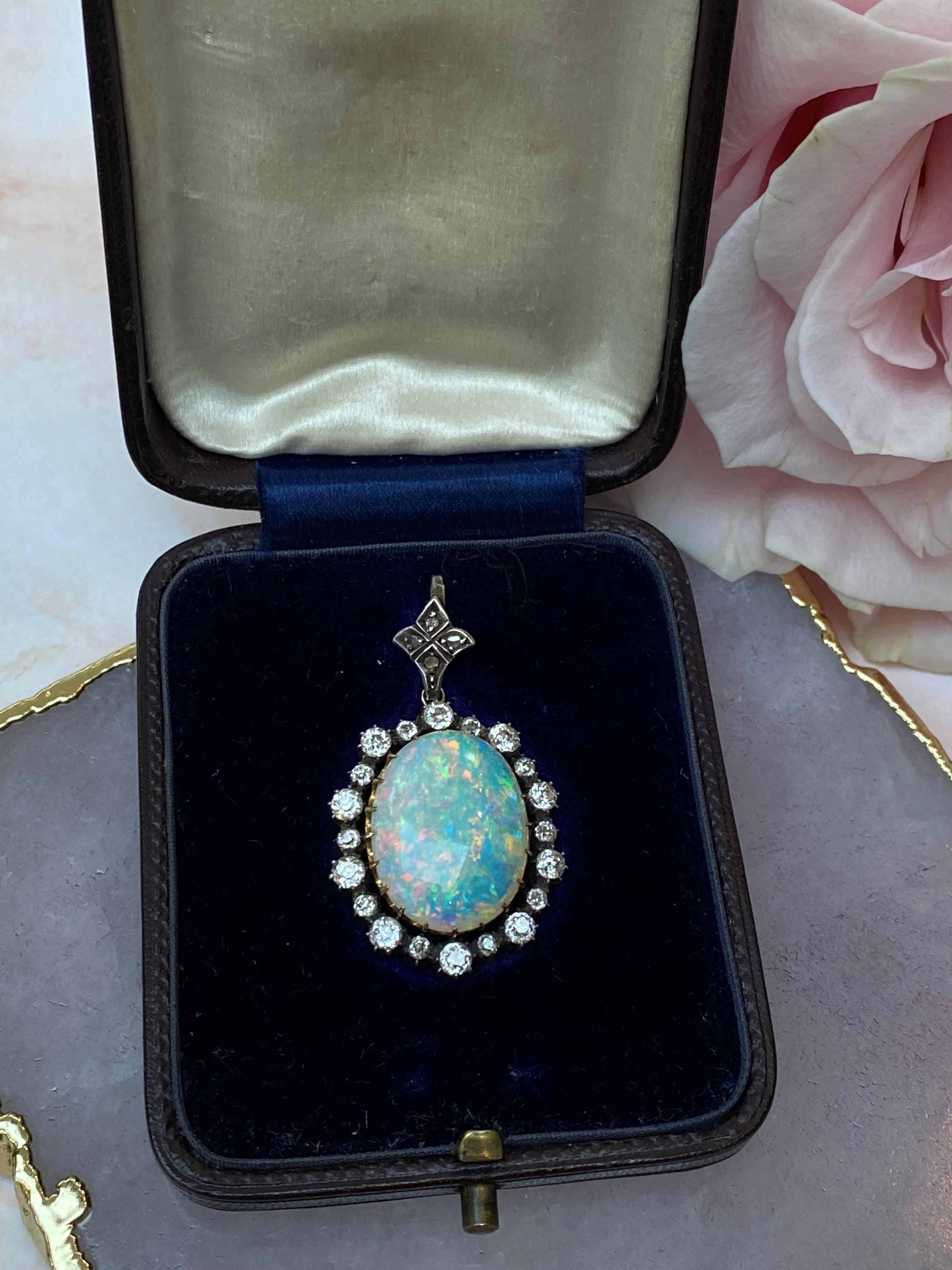 Antiker viktorianischer Opal (17x20mm) und Diamant im Altschliff (ca. 1,3cts) Anhänger und Brosche. Im Originalkarton und der Broschenbeschlag kann einfach aufgeschraubt werden. Der Anhänger ohne den Ballen misst 22x27mm und ist in Silber gefasst