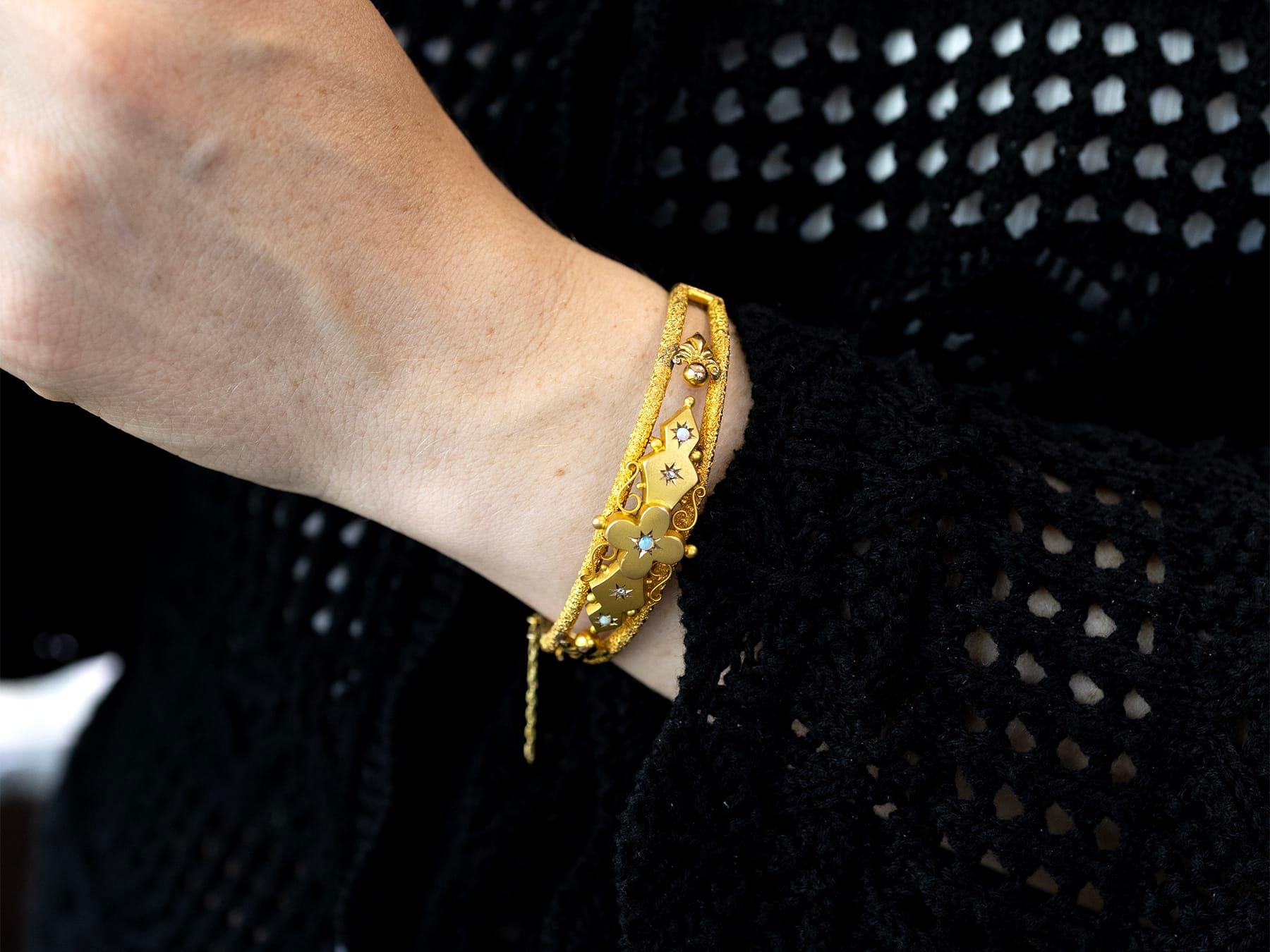 Cabochon Bracciale vittoriano in oro giallo con opale e diamanti in vendita