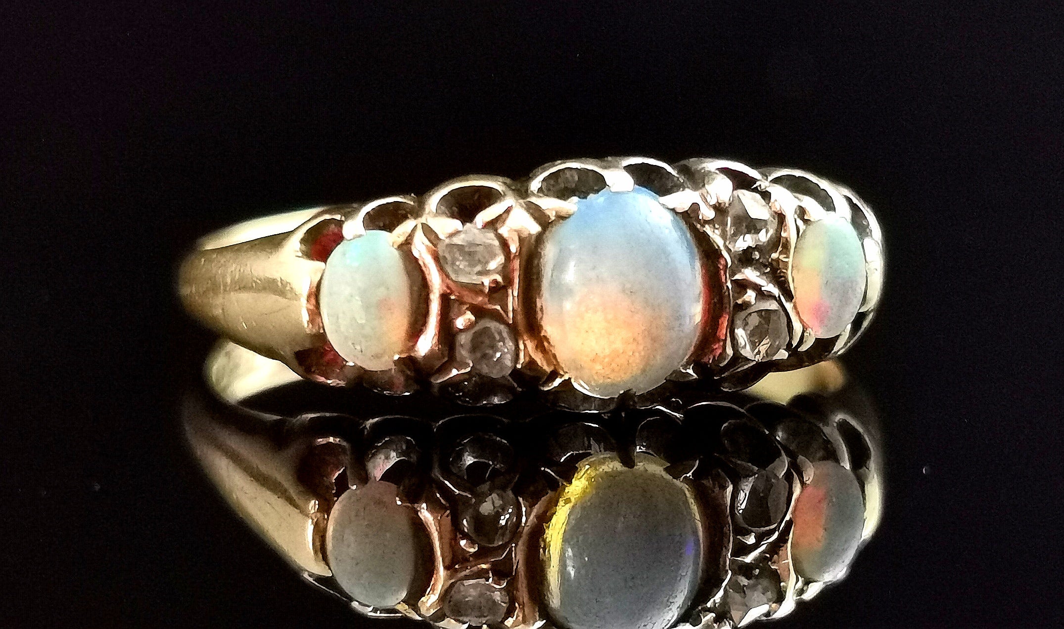 Viktorianischer Opal- und Rosenschliff-Diamantring, 18 Karat Gelbgold