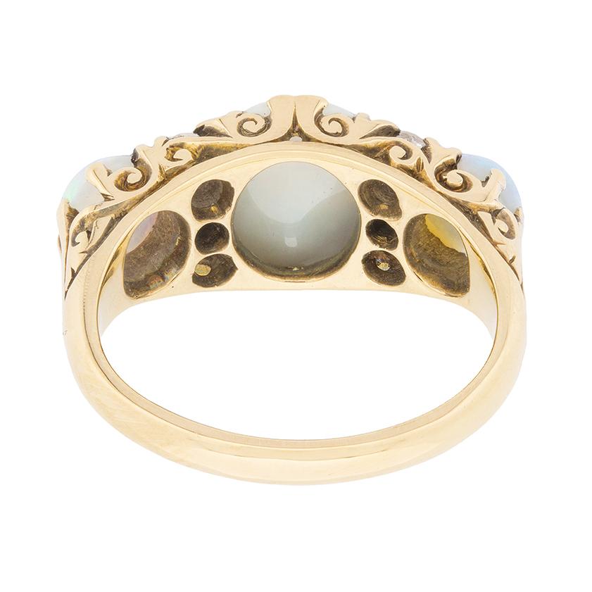 Cabochon Anello vittoriano con opale e diamanti, circa 1900 in vendita