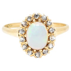 Bague victorienne en or jaune 14 carats avec opale cabochon et halo de diamants