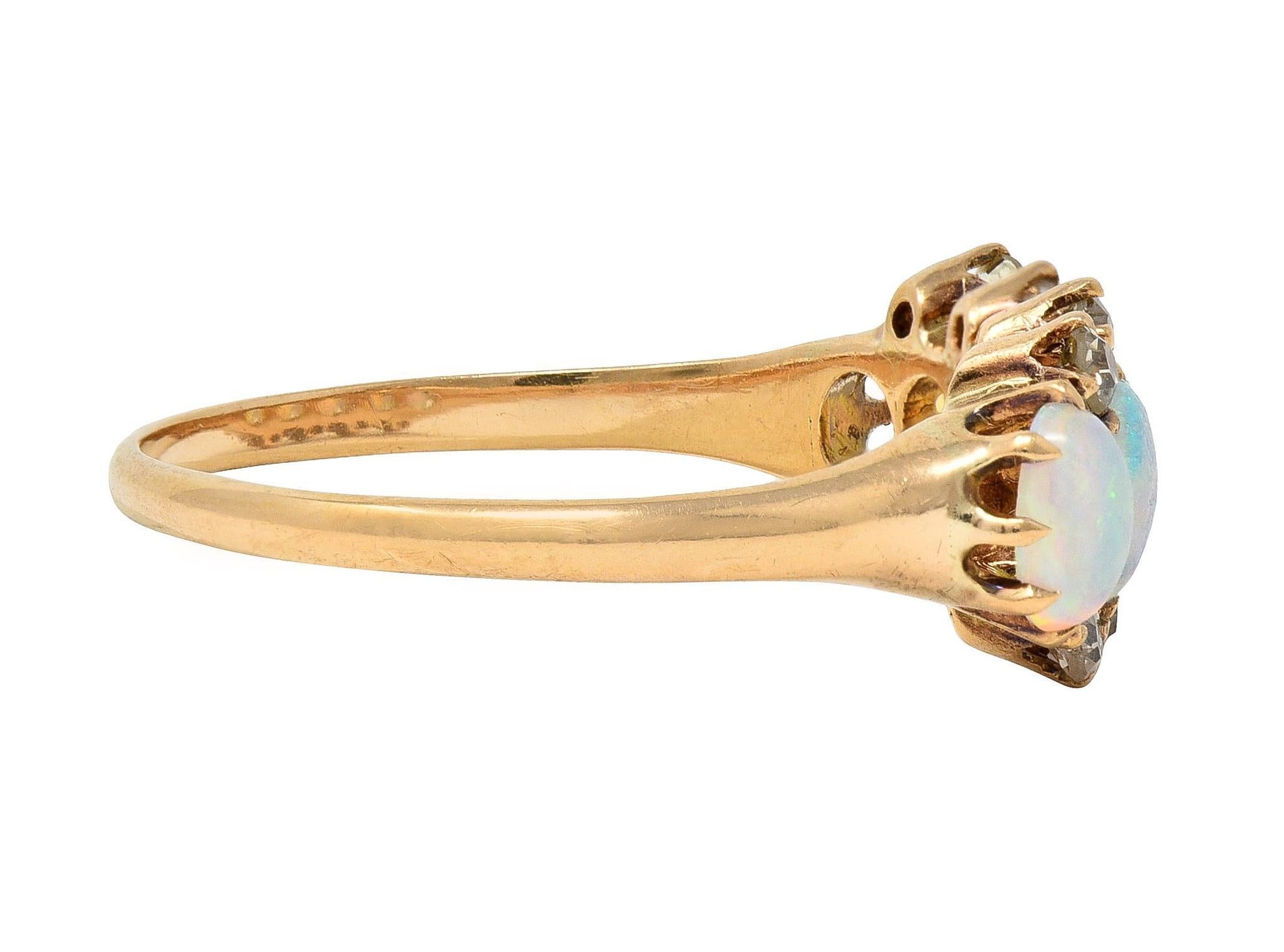 Antiker viktorianischer Opal Cabochon Diamant 14 Karat Gelbgold Fünf Stein Antiker Ring im Zustand „Hervorragend“ in Philadelphia, PA