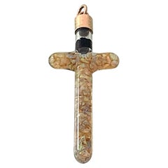 Pendentif croix victorienne en verre avec éclats d'opale