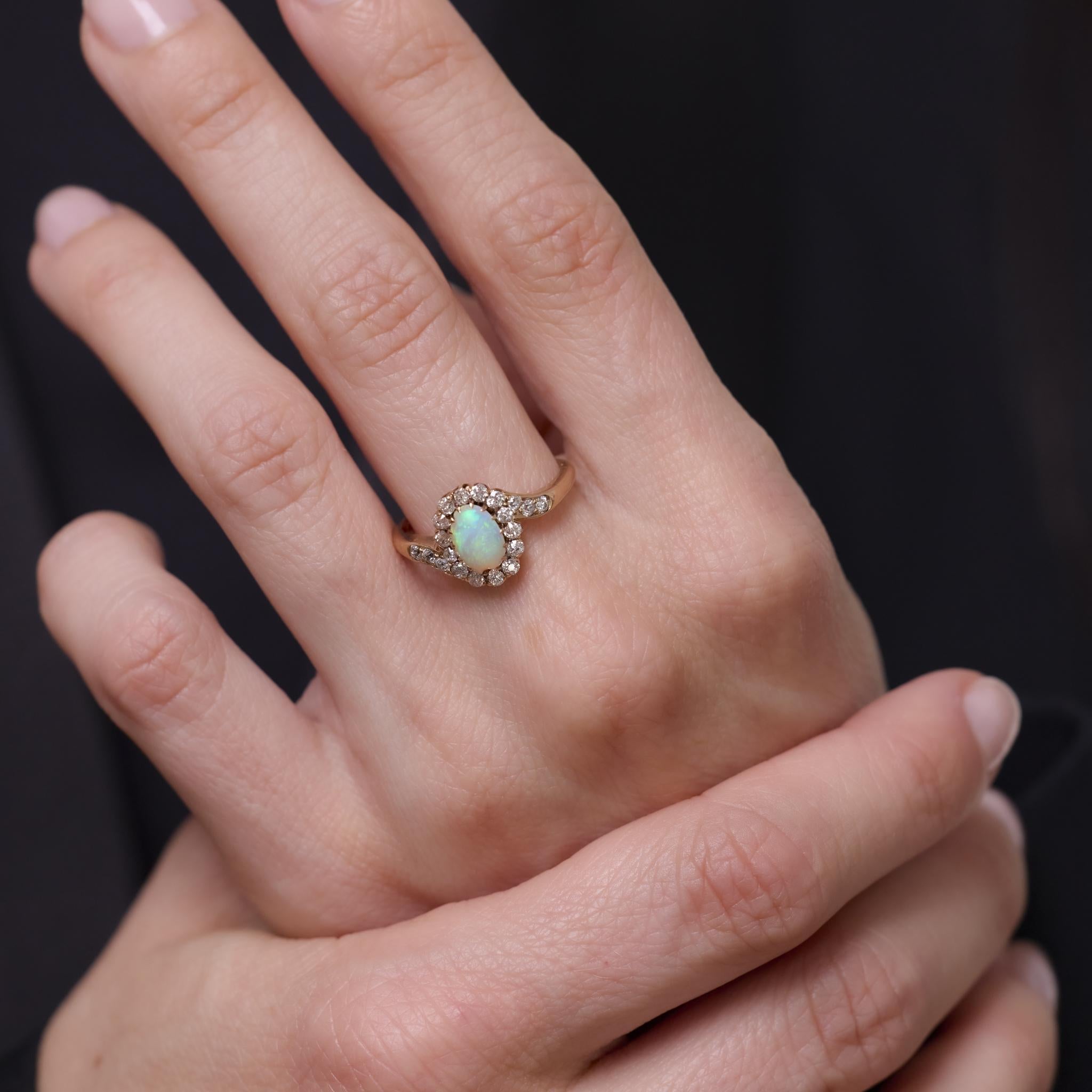 Taille cabochon Bague victorienne en or jaune 14k avec opale et diamant en vente