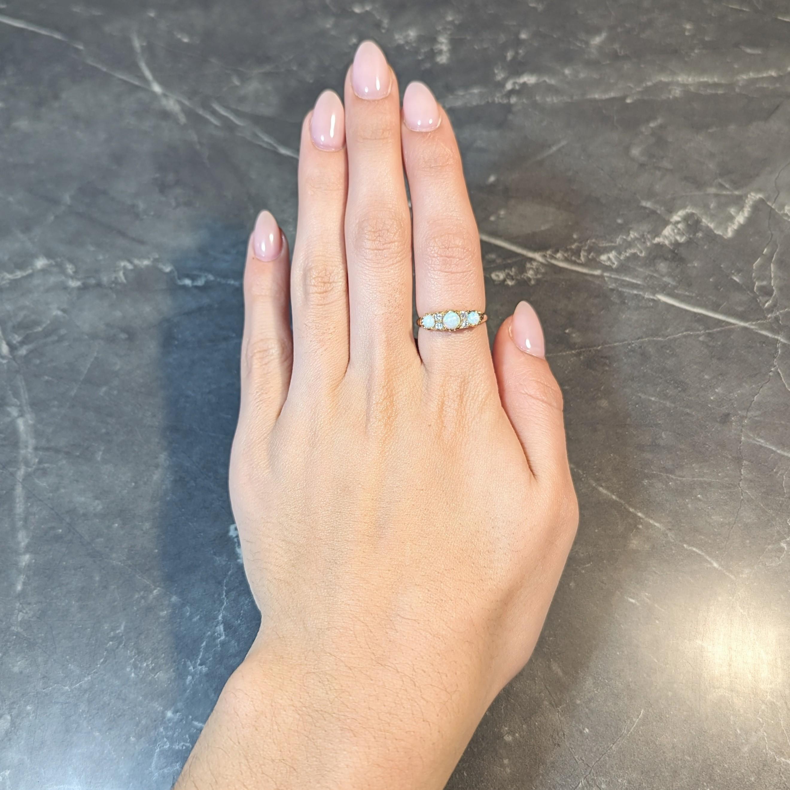 Antiker viktorianischer Ring aus 18 Karat Gelbgold mit Opal und Diamant 7