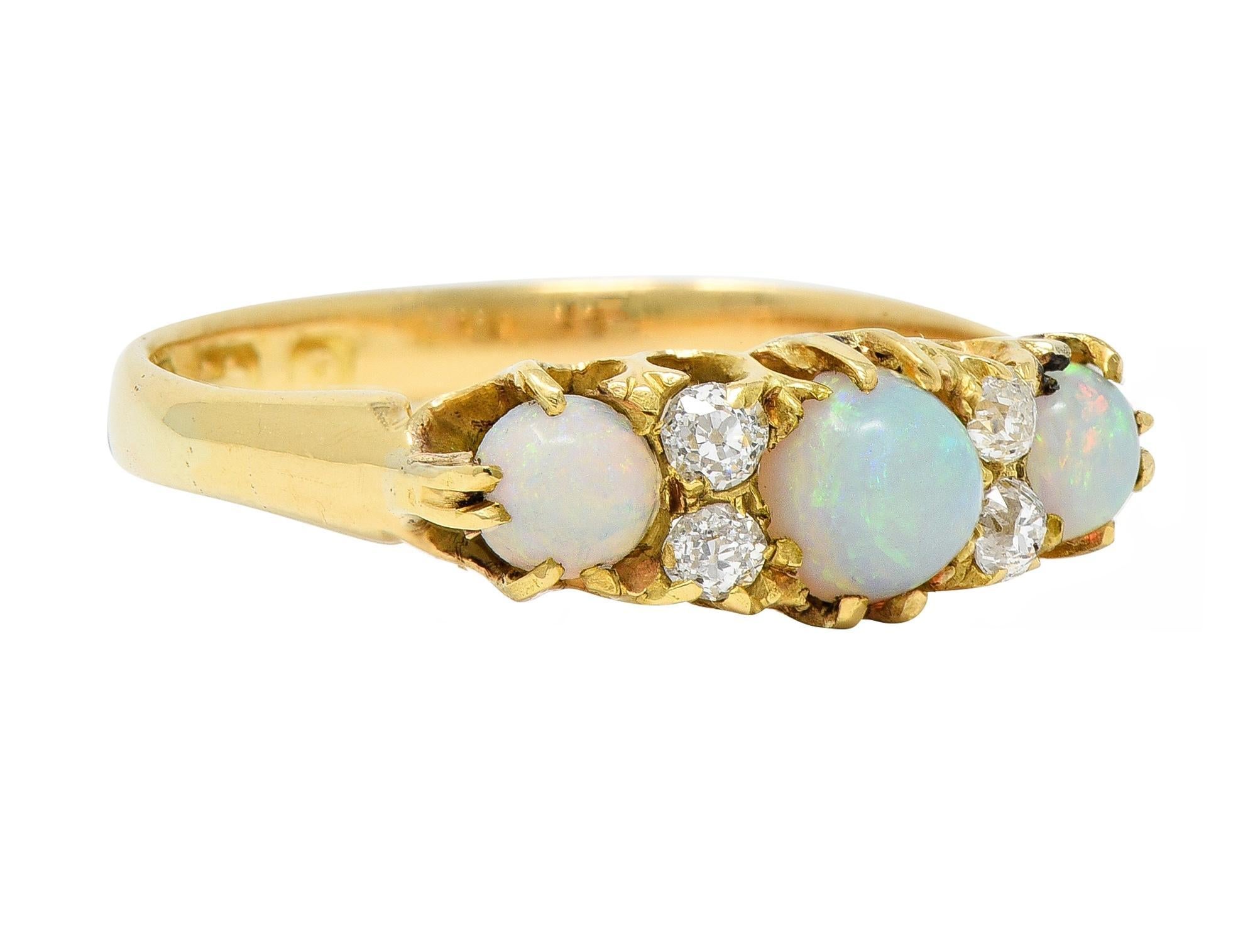 Avec trois cabochons d'opale ronds d'une taille comprise entre 3,5 et 4,5 mm. 
Blanc translucide dans la couleur du corps avec jeu de couleurs spectrales
Serti de griffes de style belcher avec des diamants sertis entre les deux.
Taille européenne