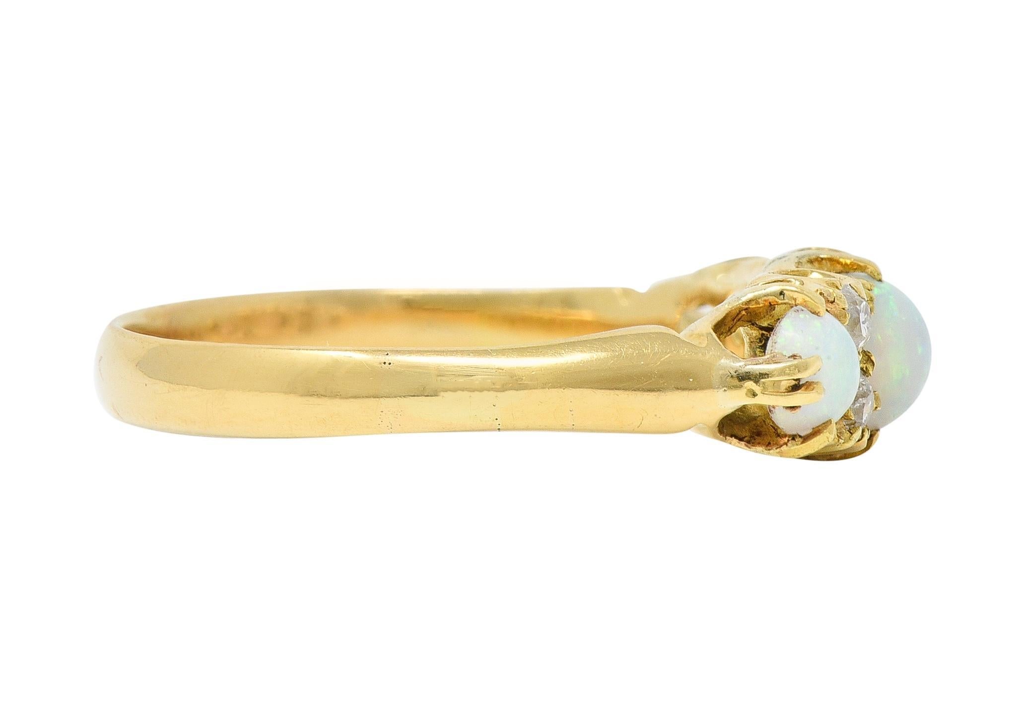 Taille vieille Europe Bague d'antiquités victorienne en or jaune 18 carats avec opale et diamants en vente