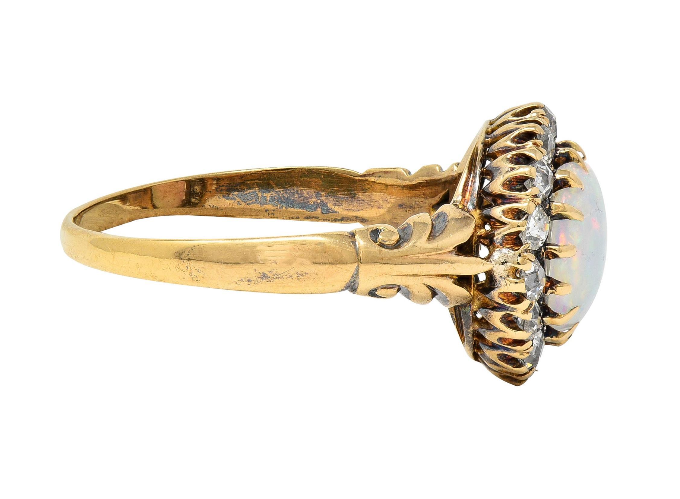 Taille vieille Europe Bague victorienne en or jaune 18 carats avec opale et diamants en vente