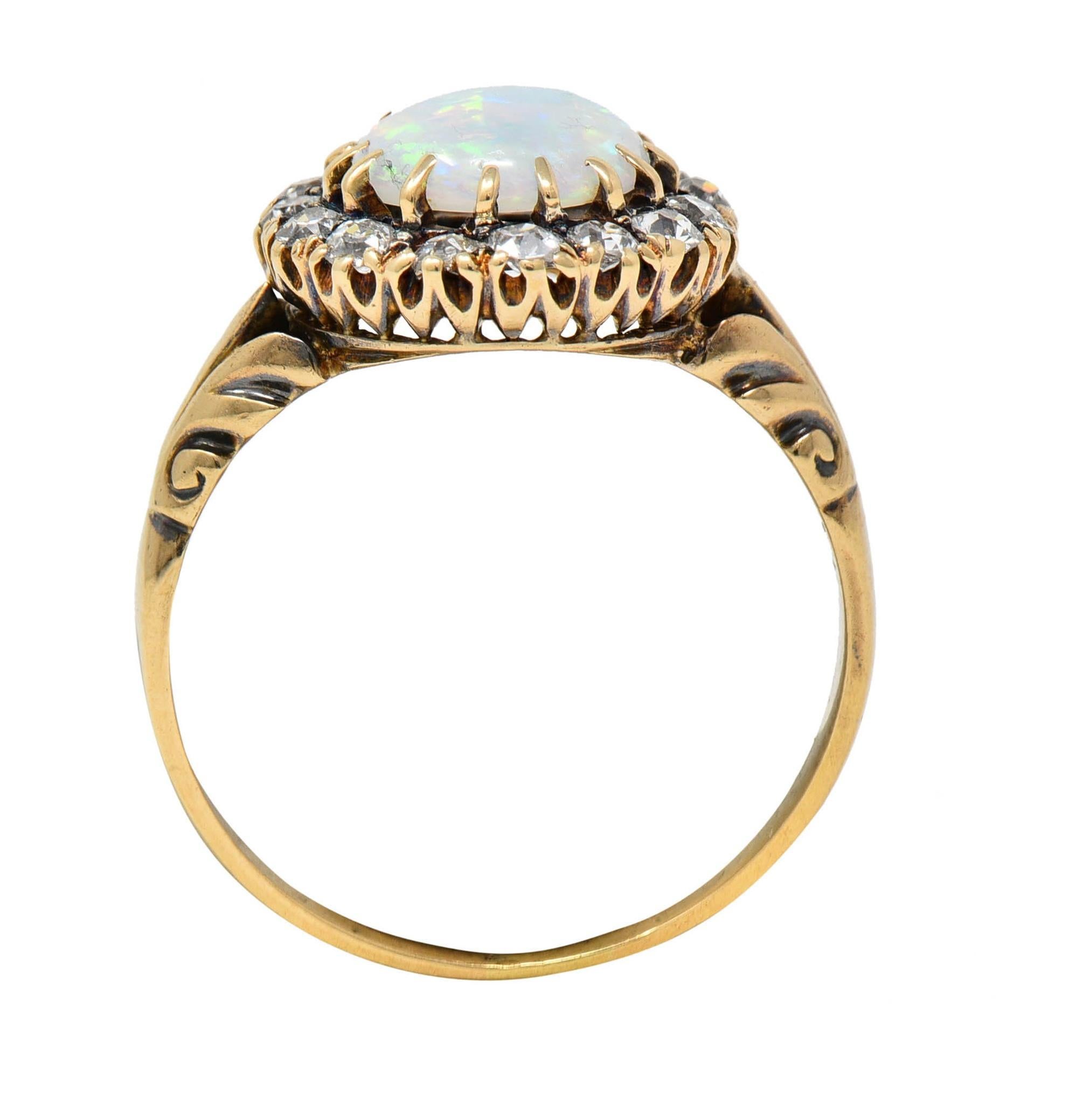 Bague victorienne en or jaune 18 carats avec opale et diamants en vente 3