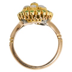 Anillo victoriano de racimo de ópalo, diamante y granate demantoide, circa 1900