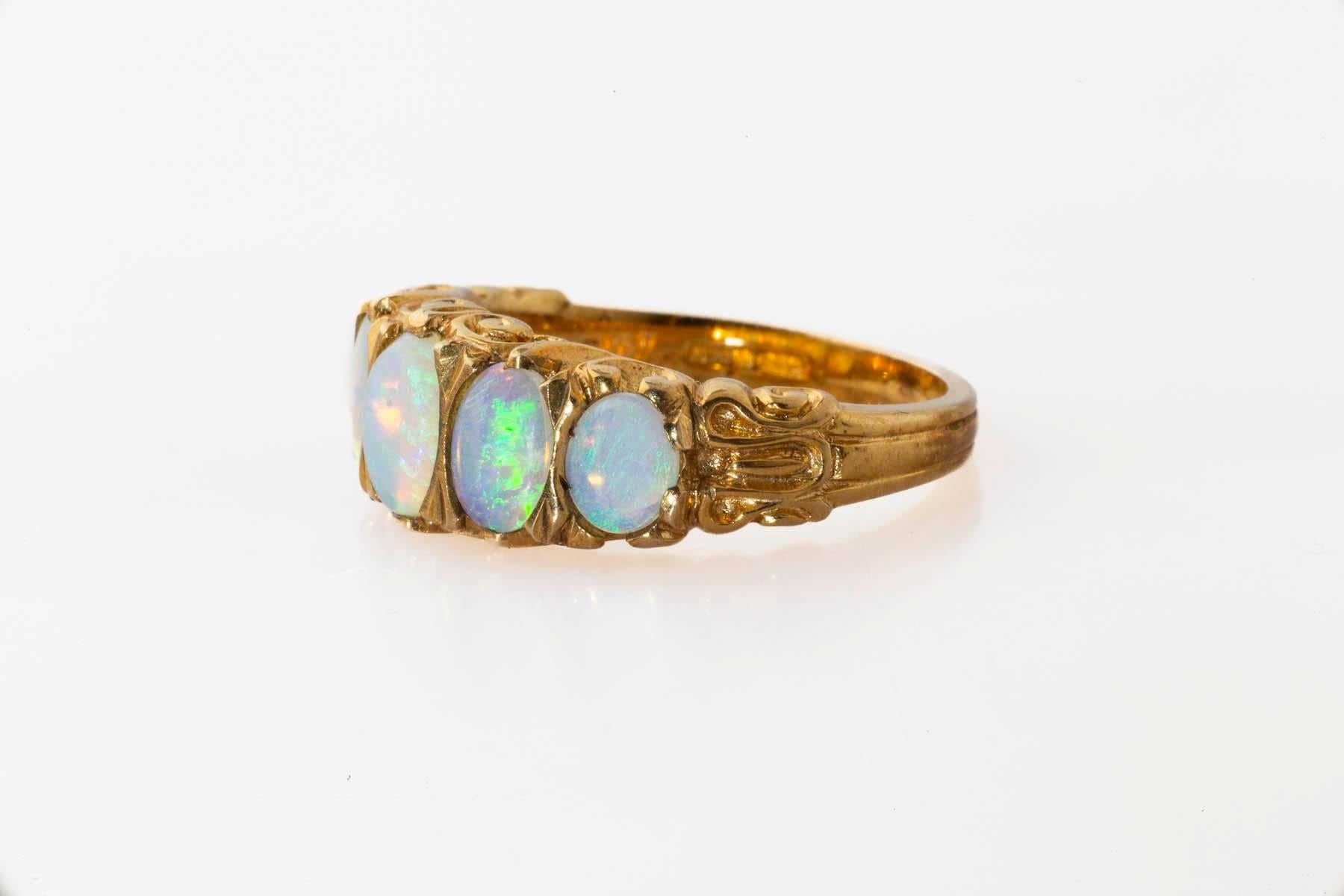 Taille ovale Bague victorienne à cinq pierres en opale en vente